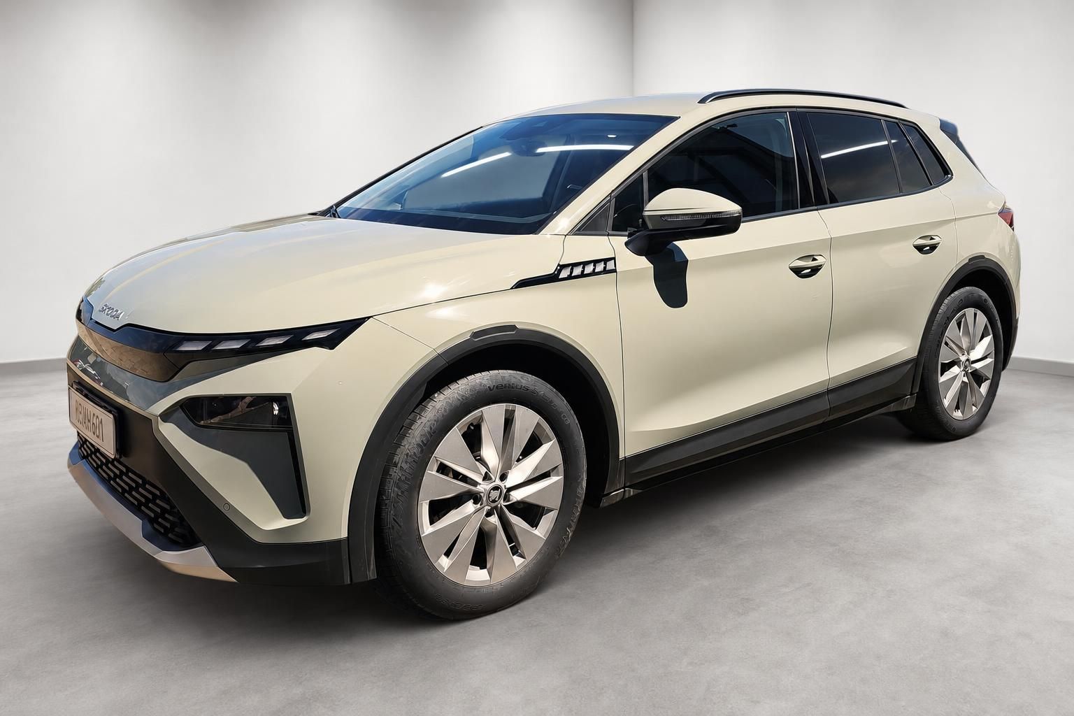 Škoda SUV beige, Frontansicht schräg im Studio fotografiert