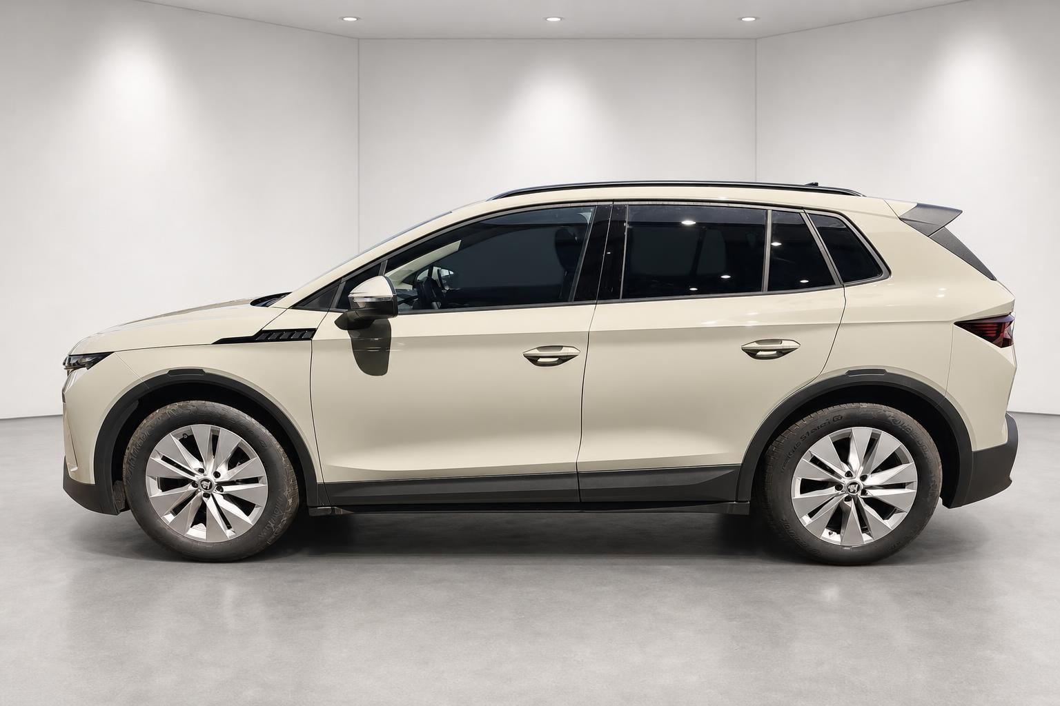 Škoda SUV beige, Seitenansicht im Fotostudio mit Panoramadach