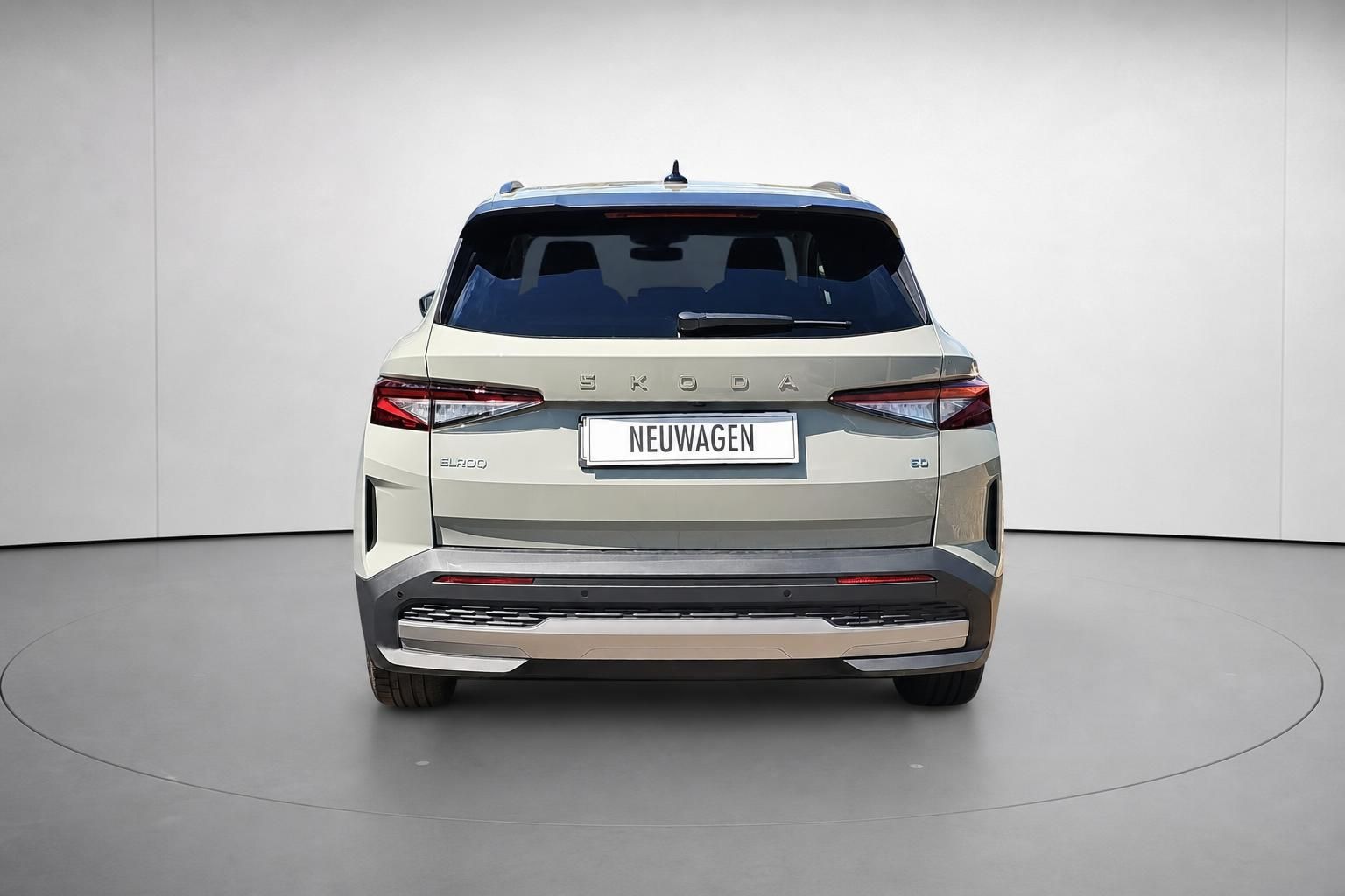 Skoda Elroq Elektro-SUV Heckansicht in Studio, beige metallic