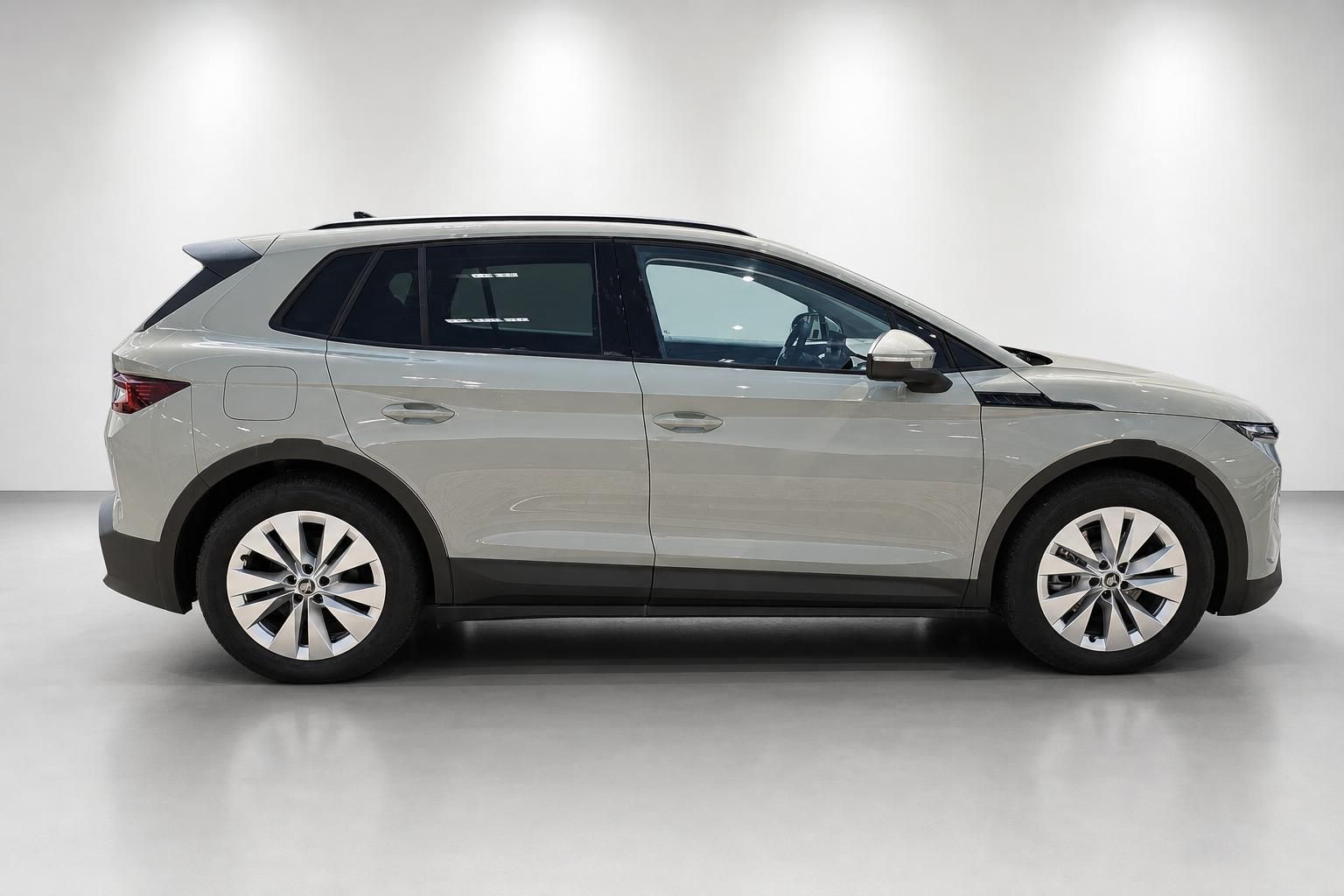 Skoda Elroq Elektro-SUV Seitenansicht in Champagner metallic