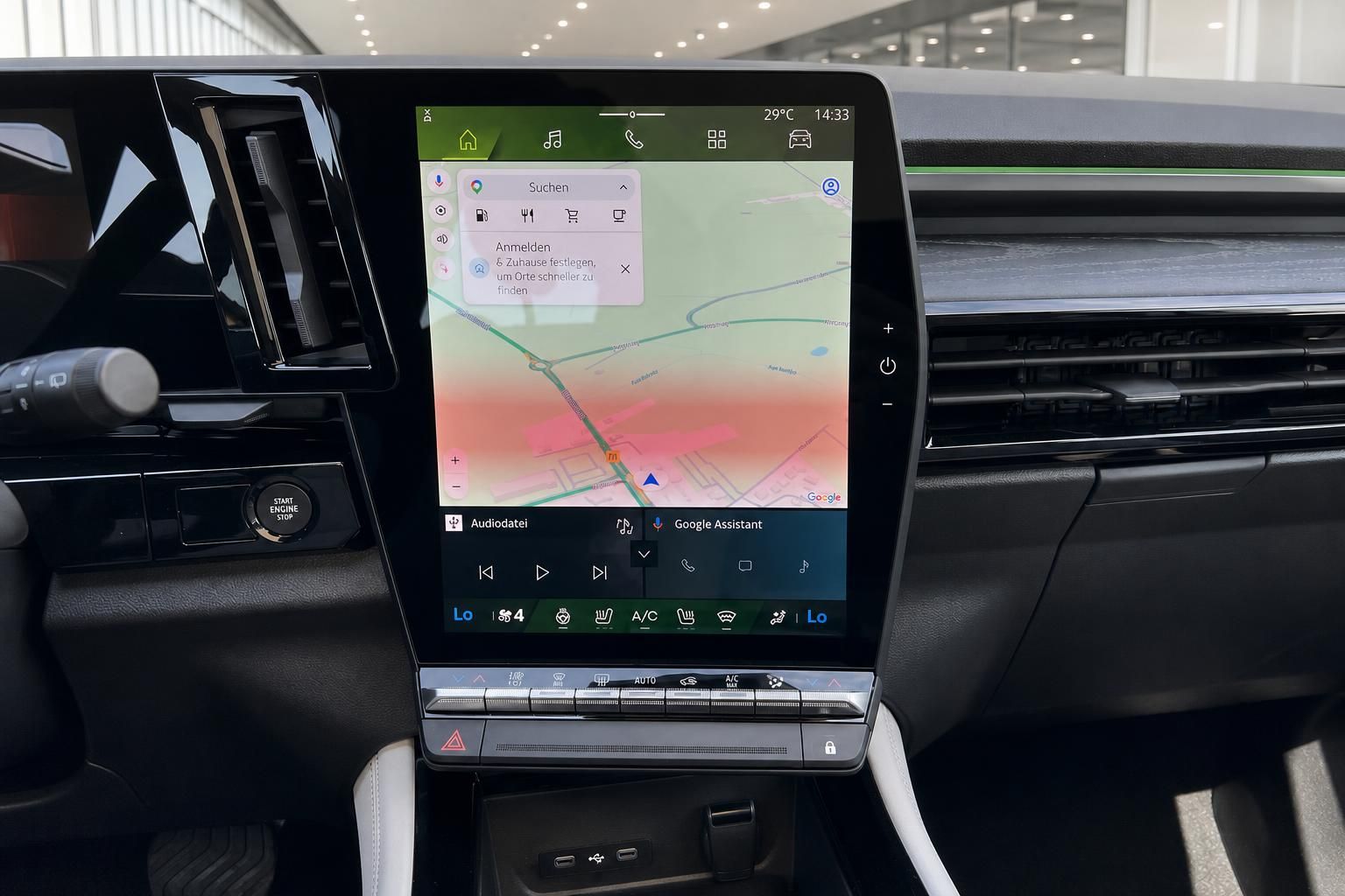 Navigationssystem und Touchscreen im Fahrzeug-Cockpit im Detail