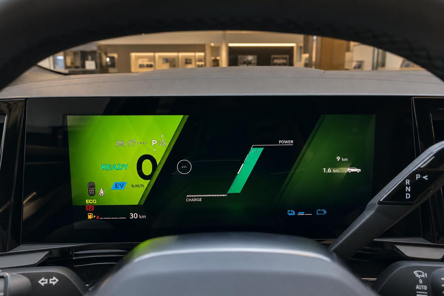 Digitales Kombiinstrument eines Hybridfahrzeugs mit Ladeanzeige