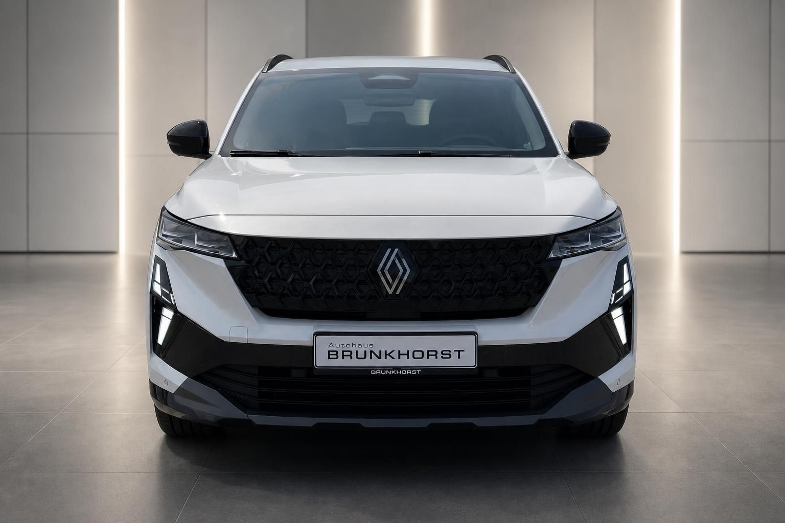 Renault SUV weiß Frontansicht mit Kühlergrill im Autohaus