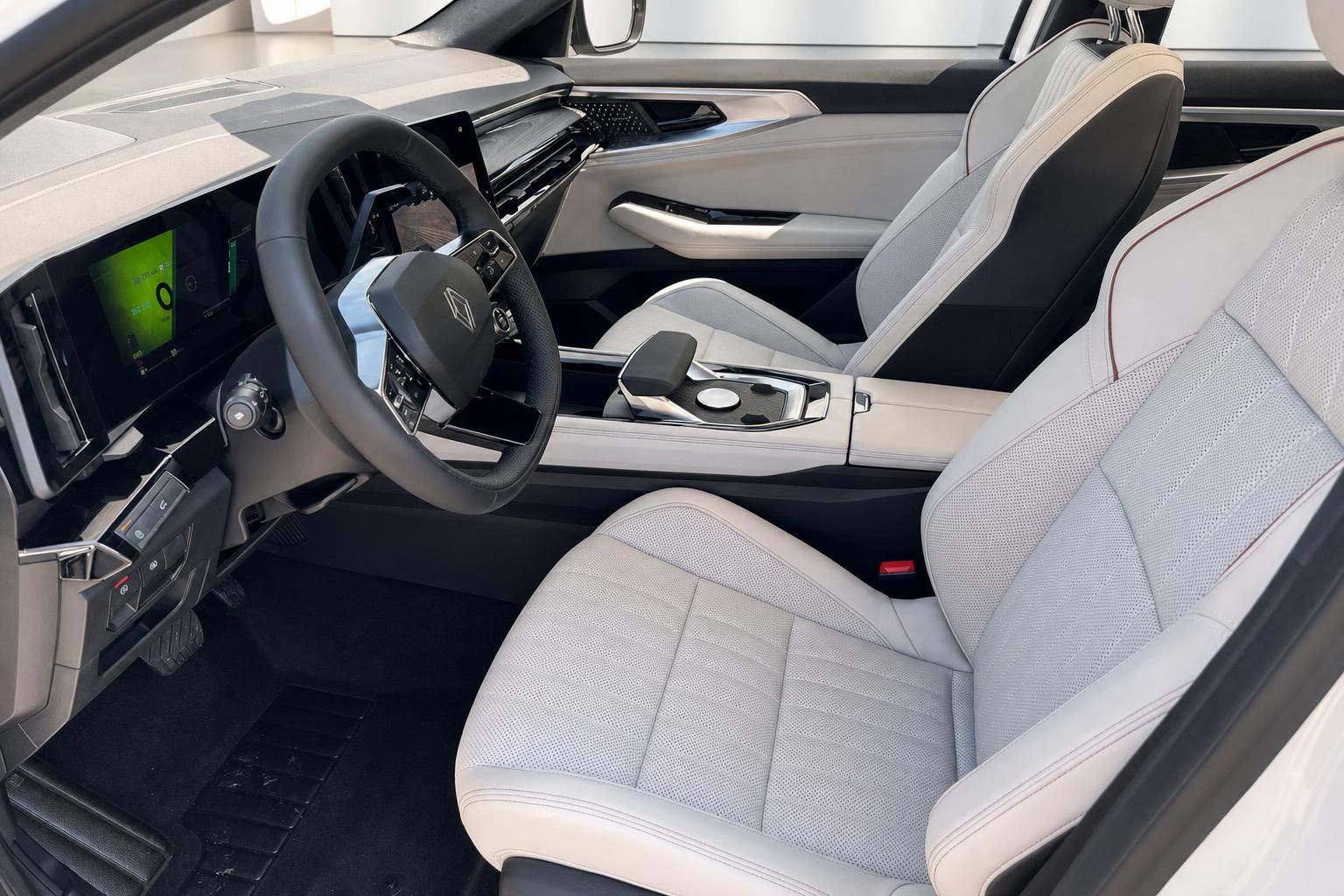Renault Innenraum mit hellen Ledersitzen und Cockpit