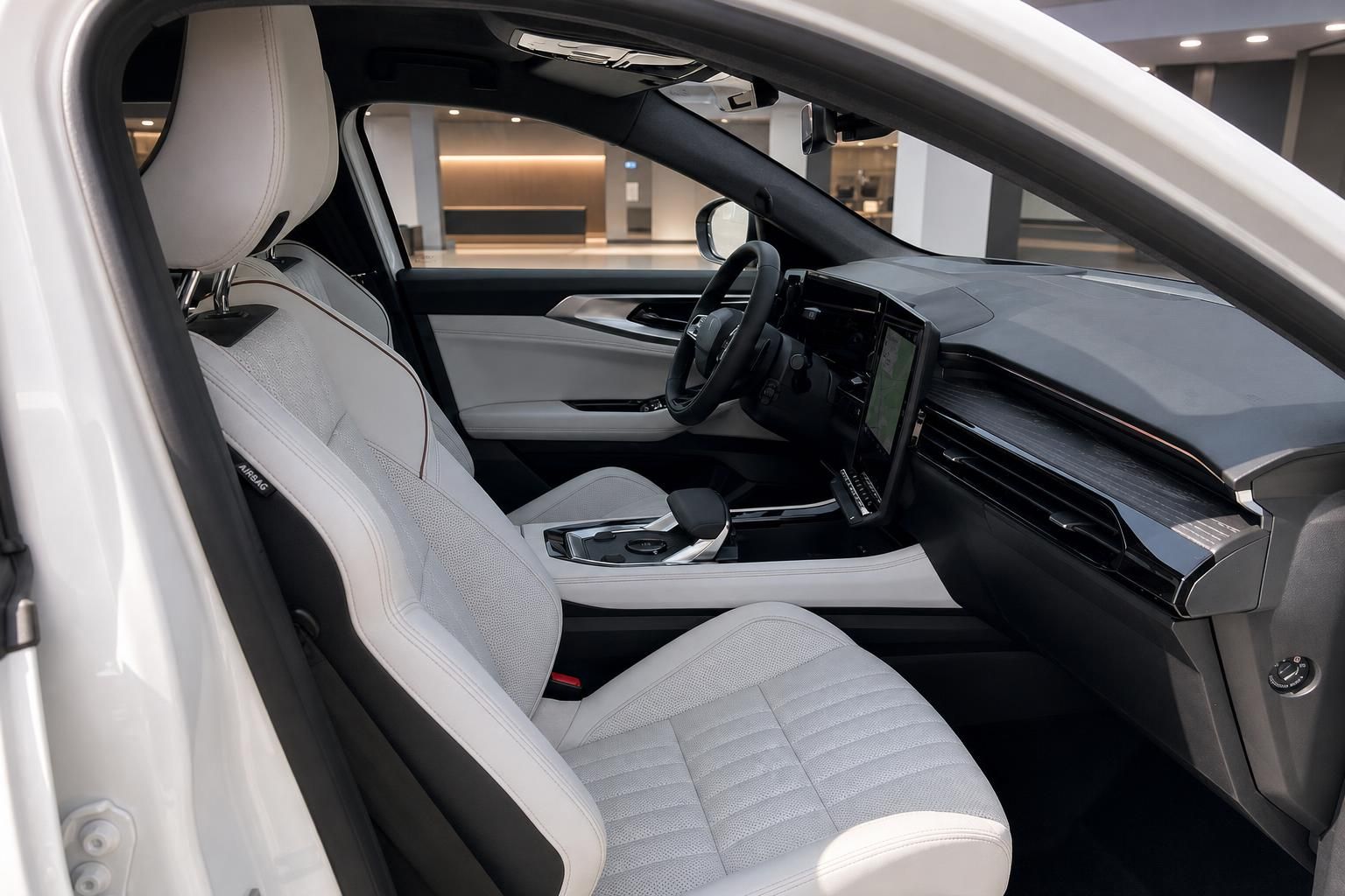 Innenraum mit Vordersitzen und Armaturenbrett eines weißen Fahrzeugs