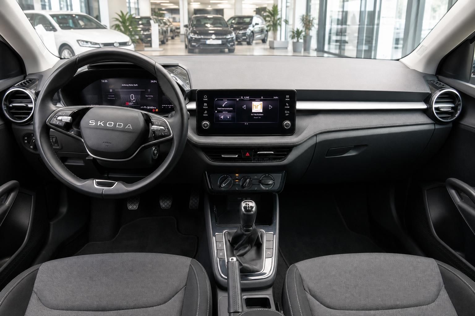 Skoda Cockpit mit Lenkrad, Digitaltacho und Touchscreen Infotainment