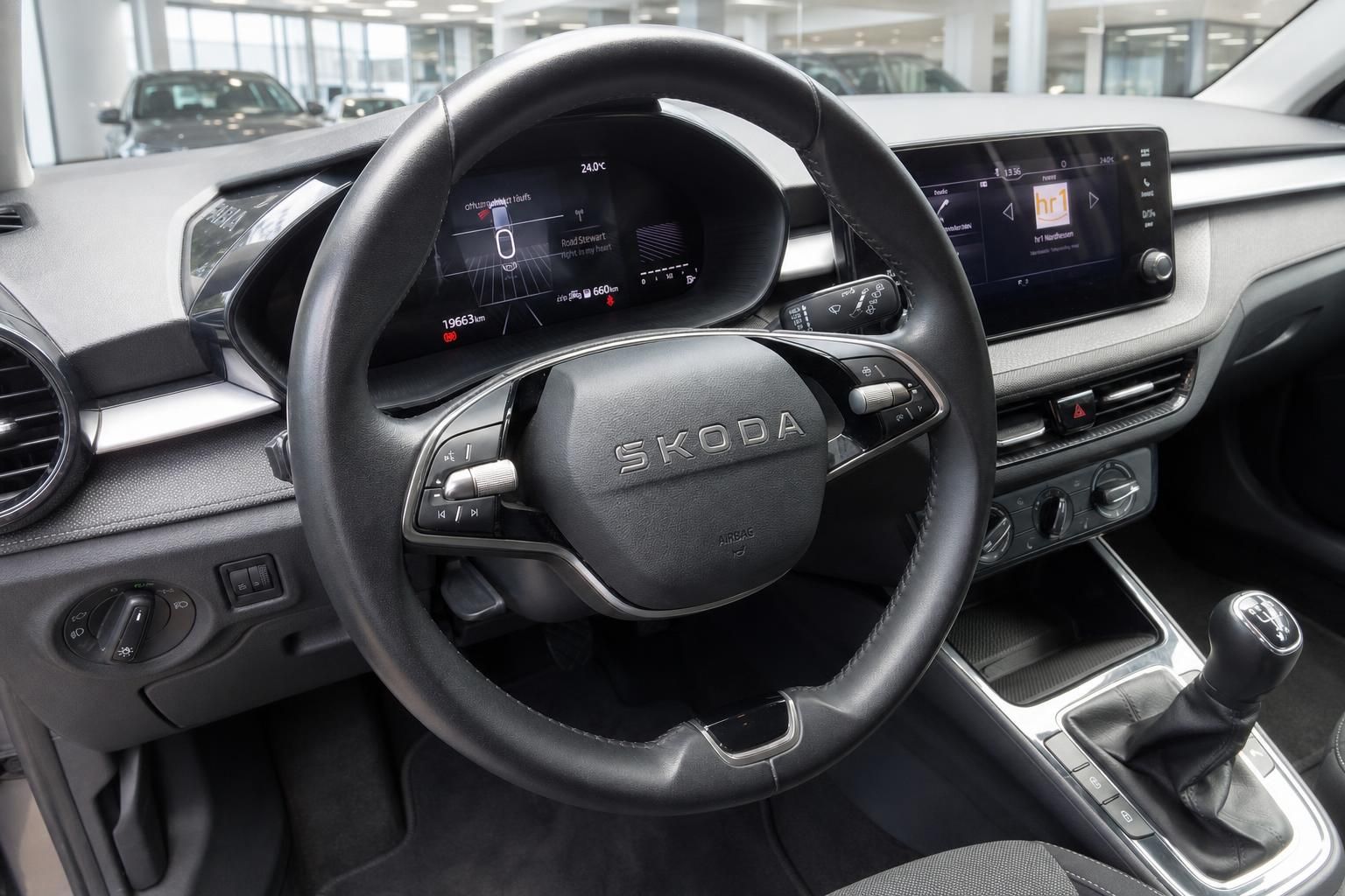 Skoda Lenkrad mit Bedienelementen und Digitalanzeige im Detail