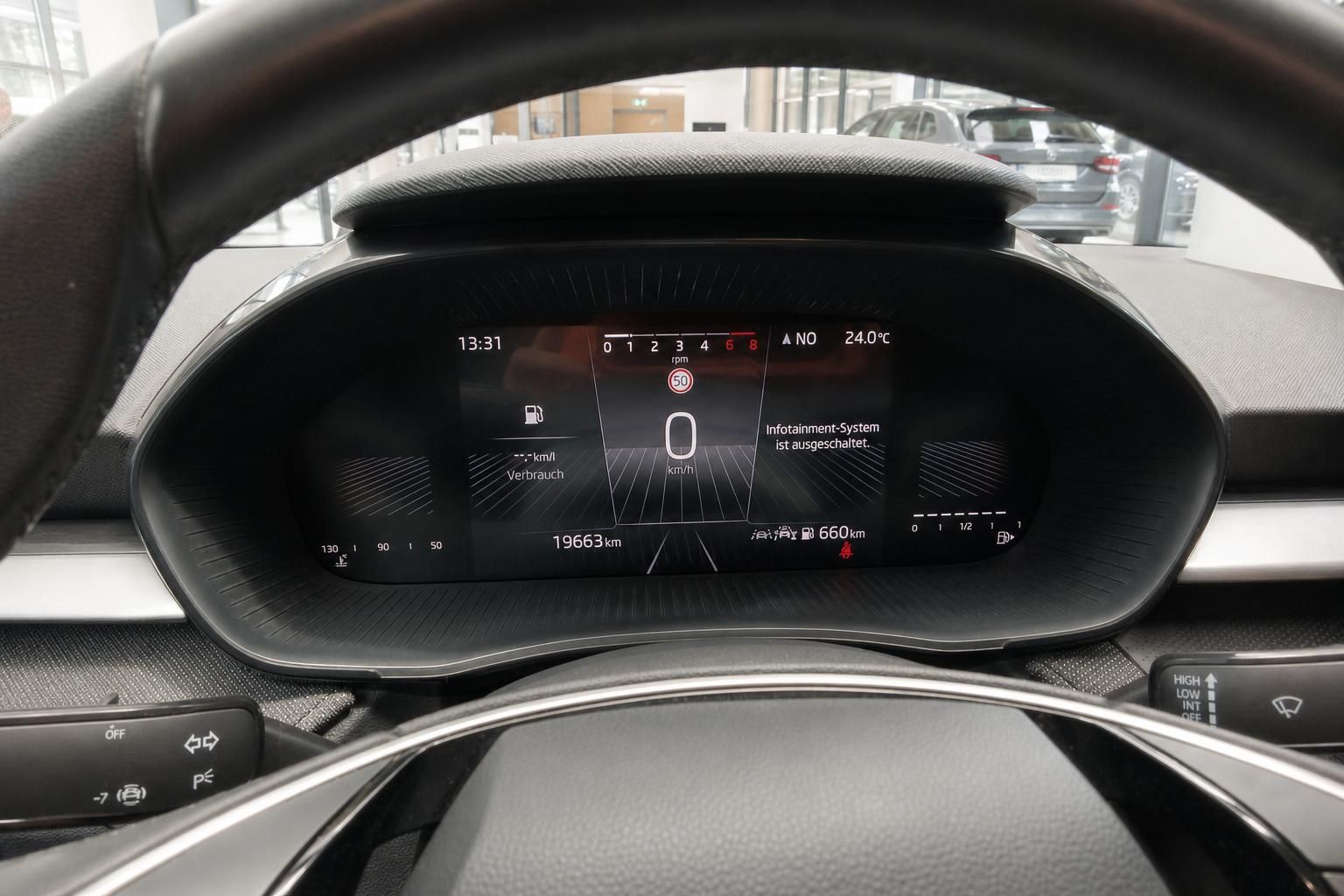 Digitales Kombiinstrument im Skoda mit Tacho und Verbrauchsanzeige