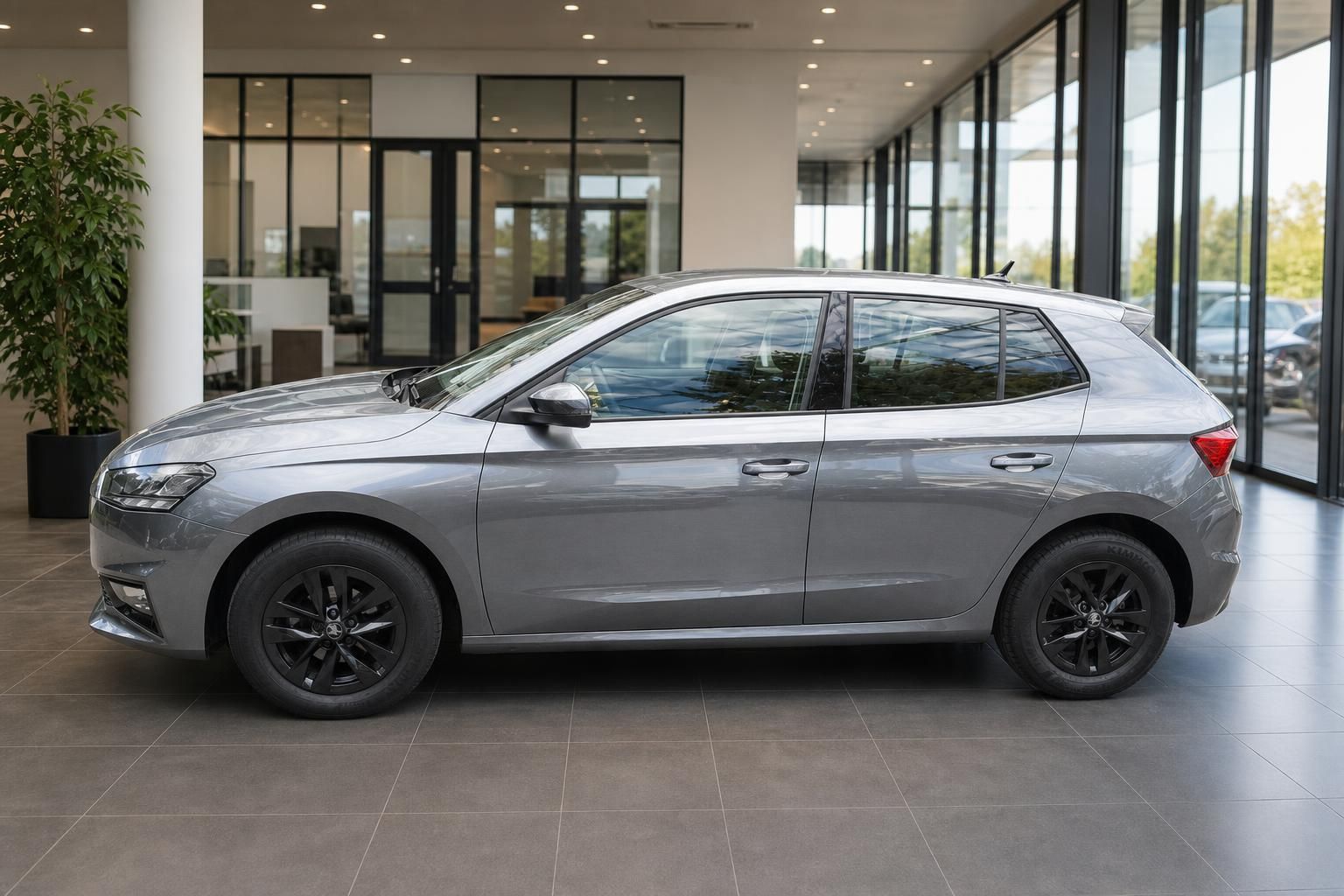 Škoda Fabia grau Seitenansicht im Autohaus Showroom