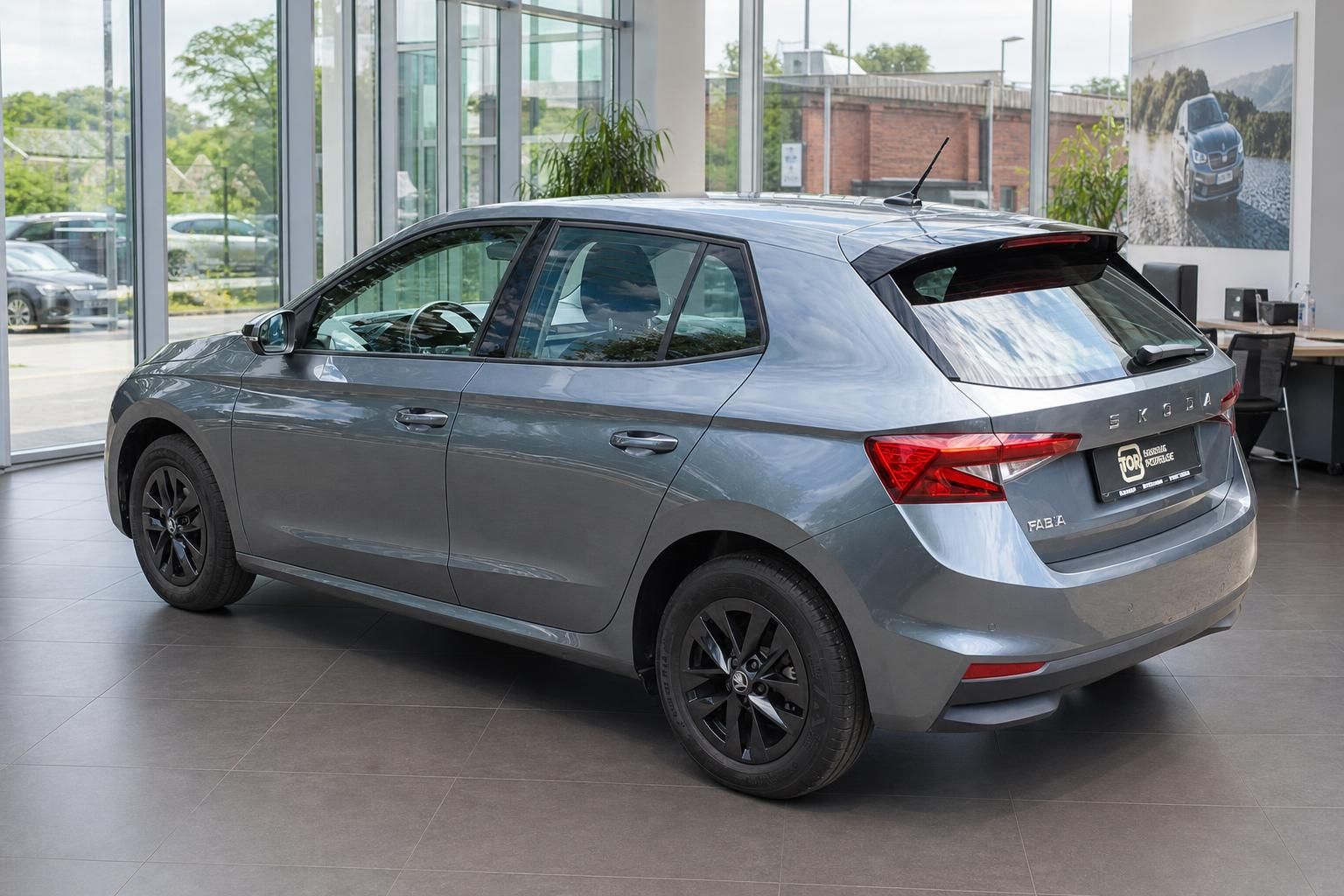 Škoda Fabia grau Heckansicht schräg im Autohaus Showroom