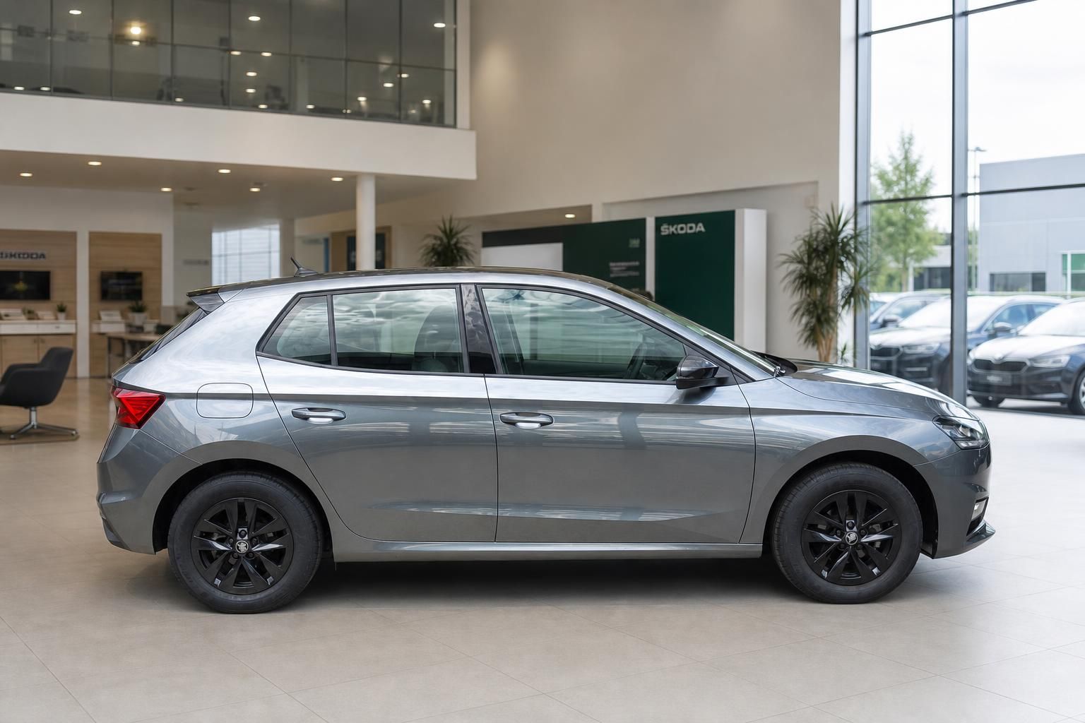 Škoda Scala grau, Seitenansicht im Autohaus Showroom