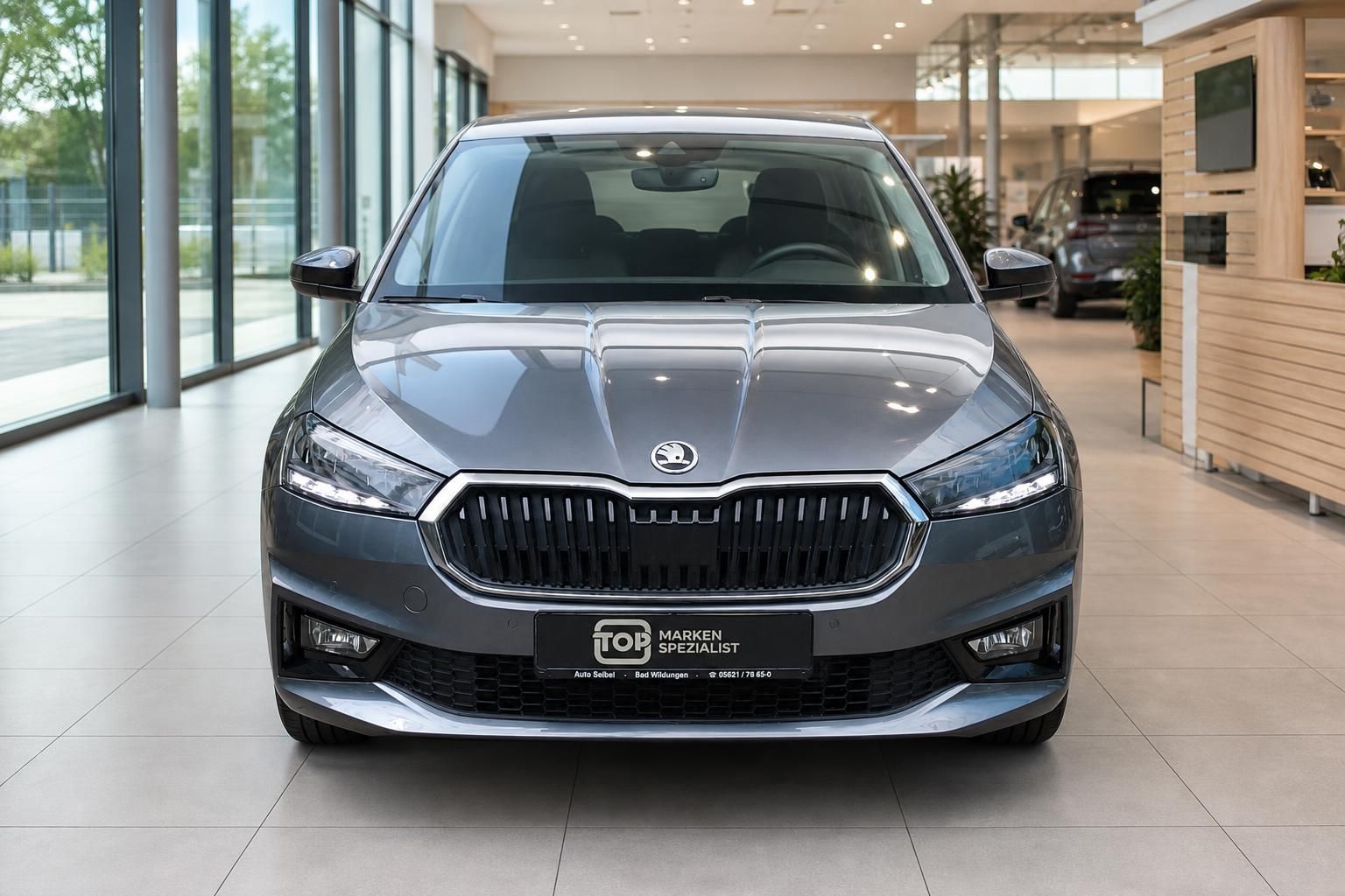 Škoda Scala grau, Frontansicht mit Kühlergrill im Showroom