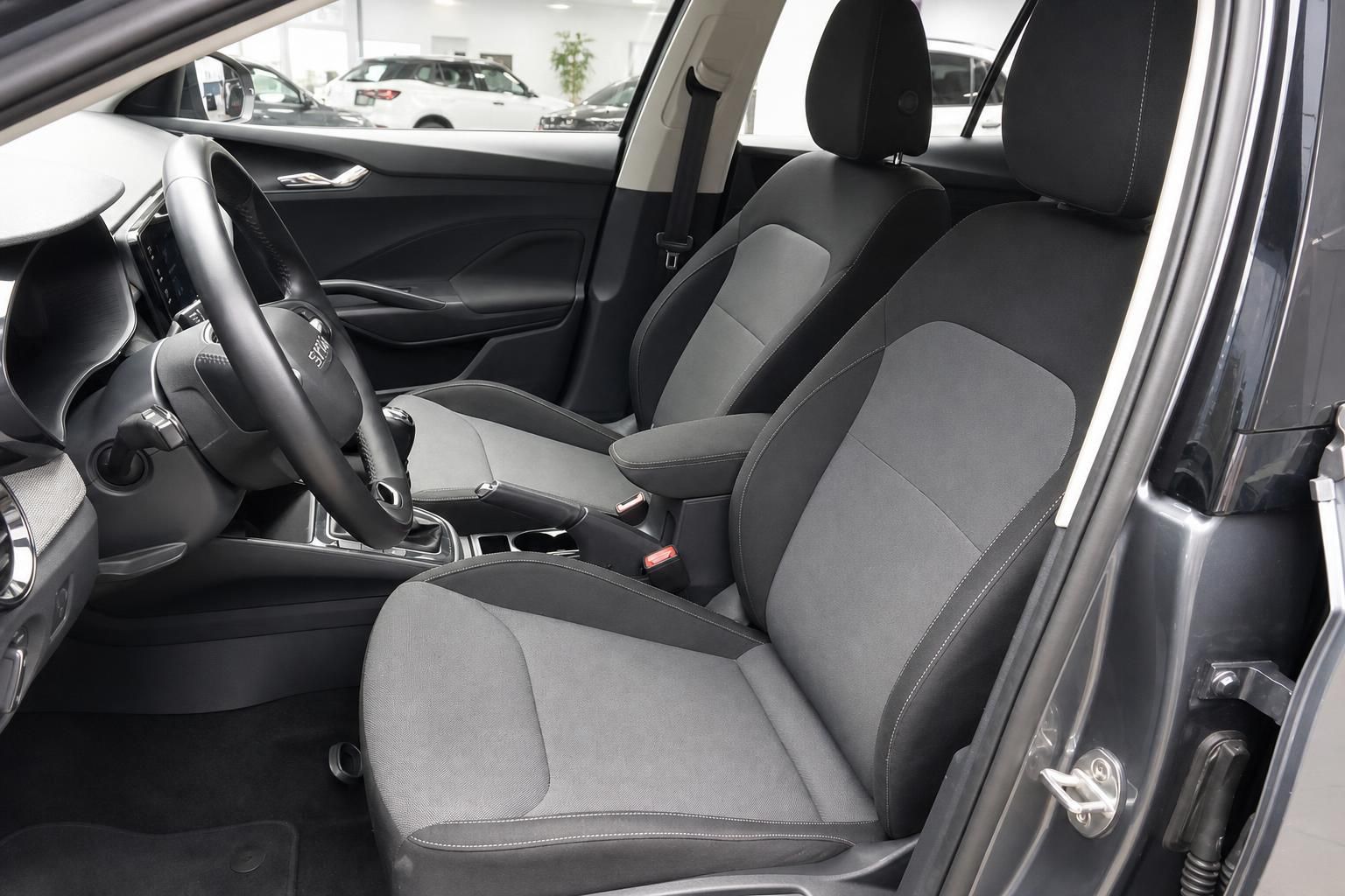 Innenraum Škoda Scala mit Vordersitzen in Stoff und Leder