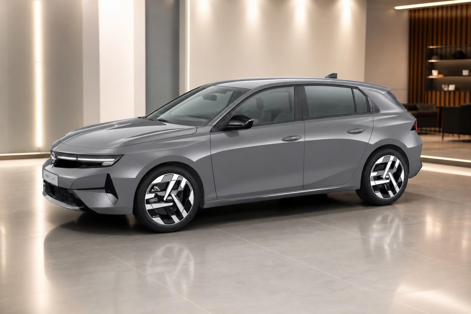 Opel Astra grau Seitenansicht im Autohaus Showroom