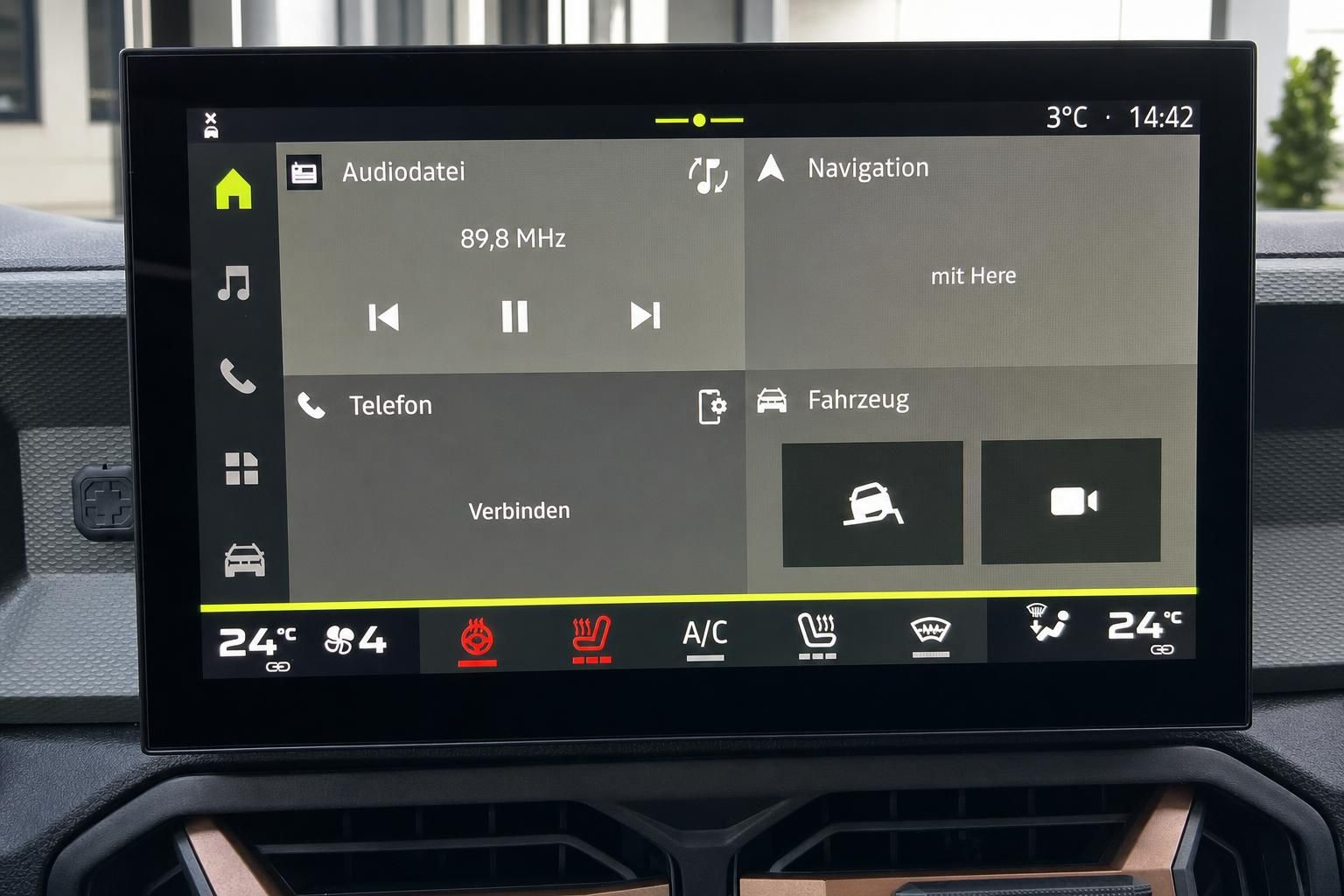 Touchscreen-Infotainmentsystem mit Navigations- und Medienfunktionen