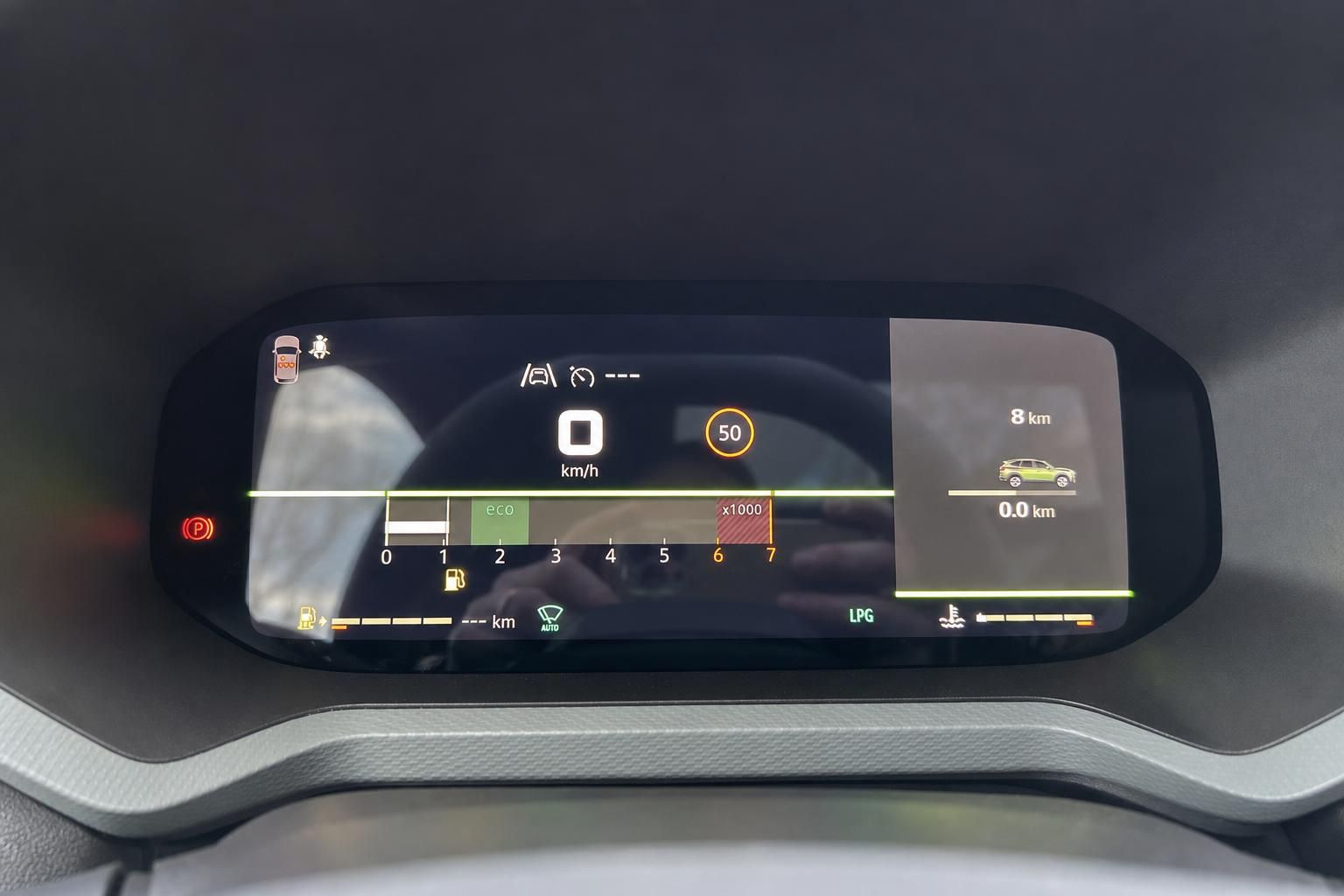 Digitales Kombiinstrument eines modernen Fahrzeugs mit Geschwindigkeitsanzeige und Navigationsdisplay