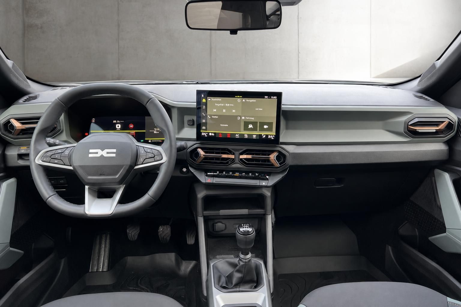 Dacia Bigster Innenraum - modernes Cockpit mit Touchscreen und Schaltgetriebe