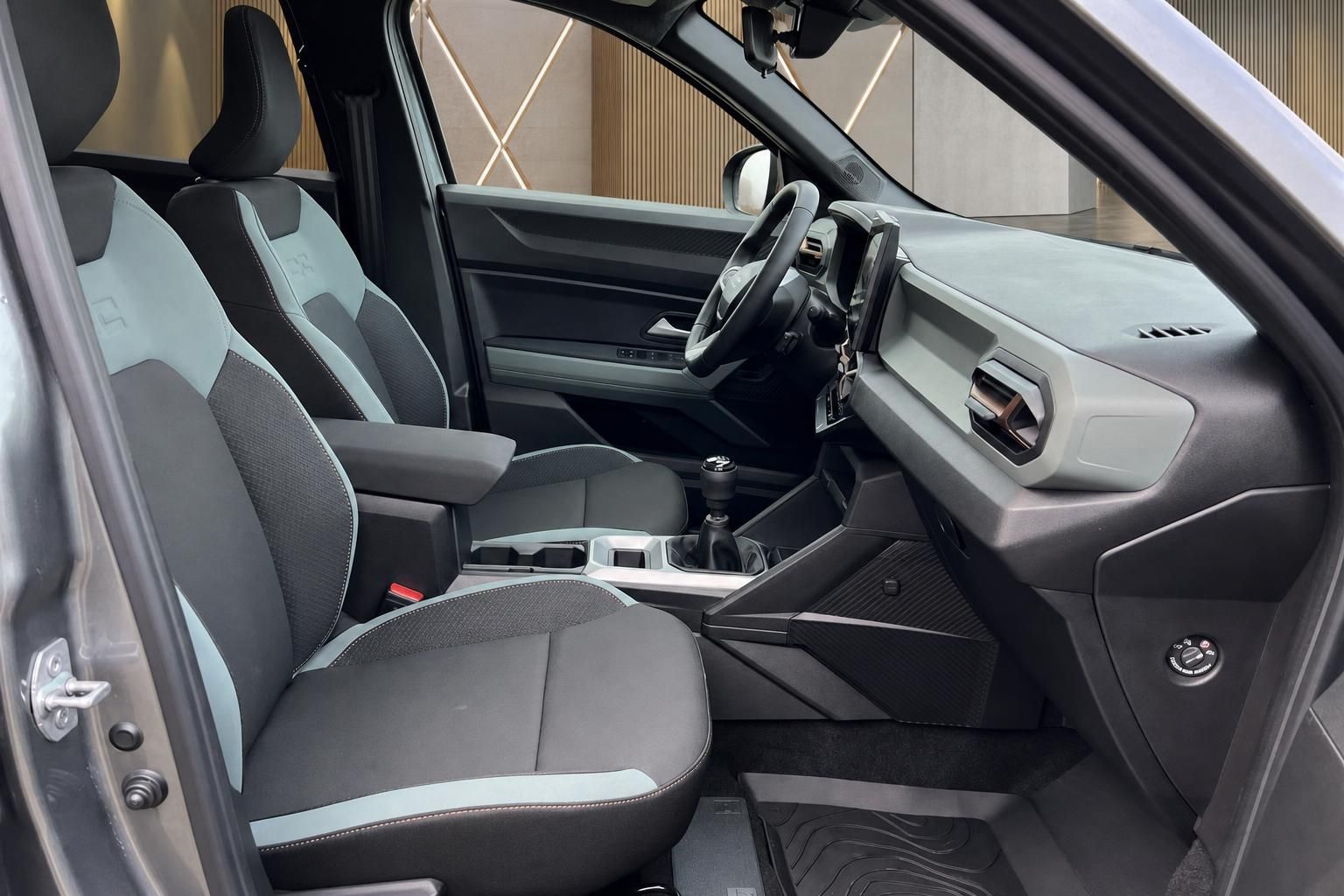 Fahrzeuginnenraum mit hellen Sitzen und modernem Design im Vorderbereich