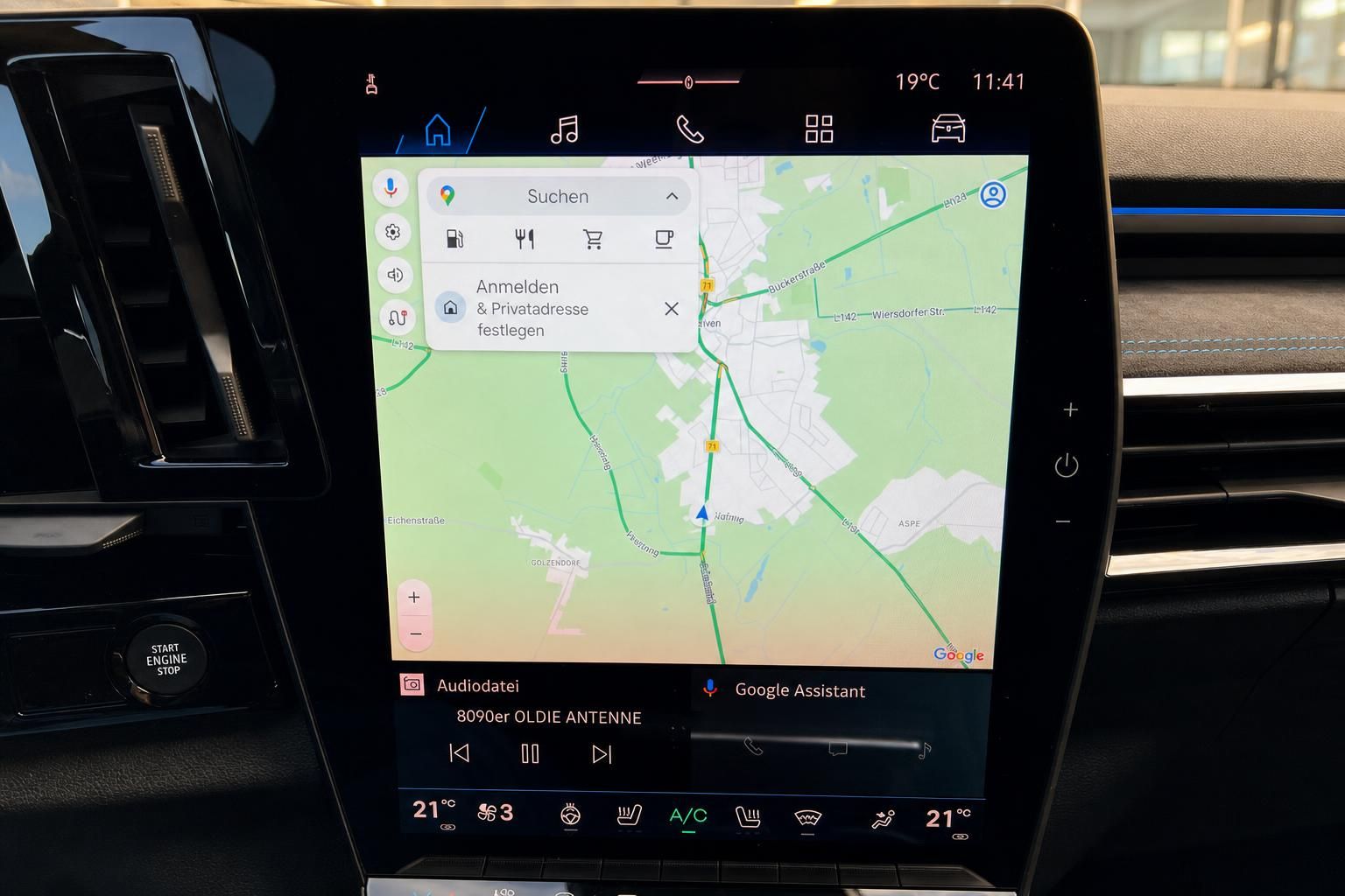 Infotainment-Display mit Navigation im Renault Innenraum