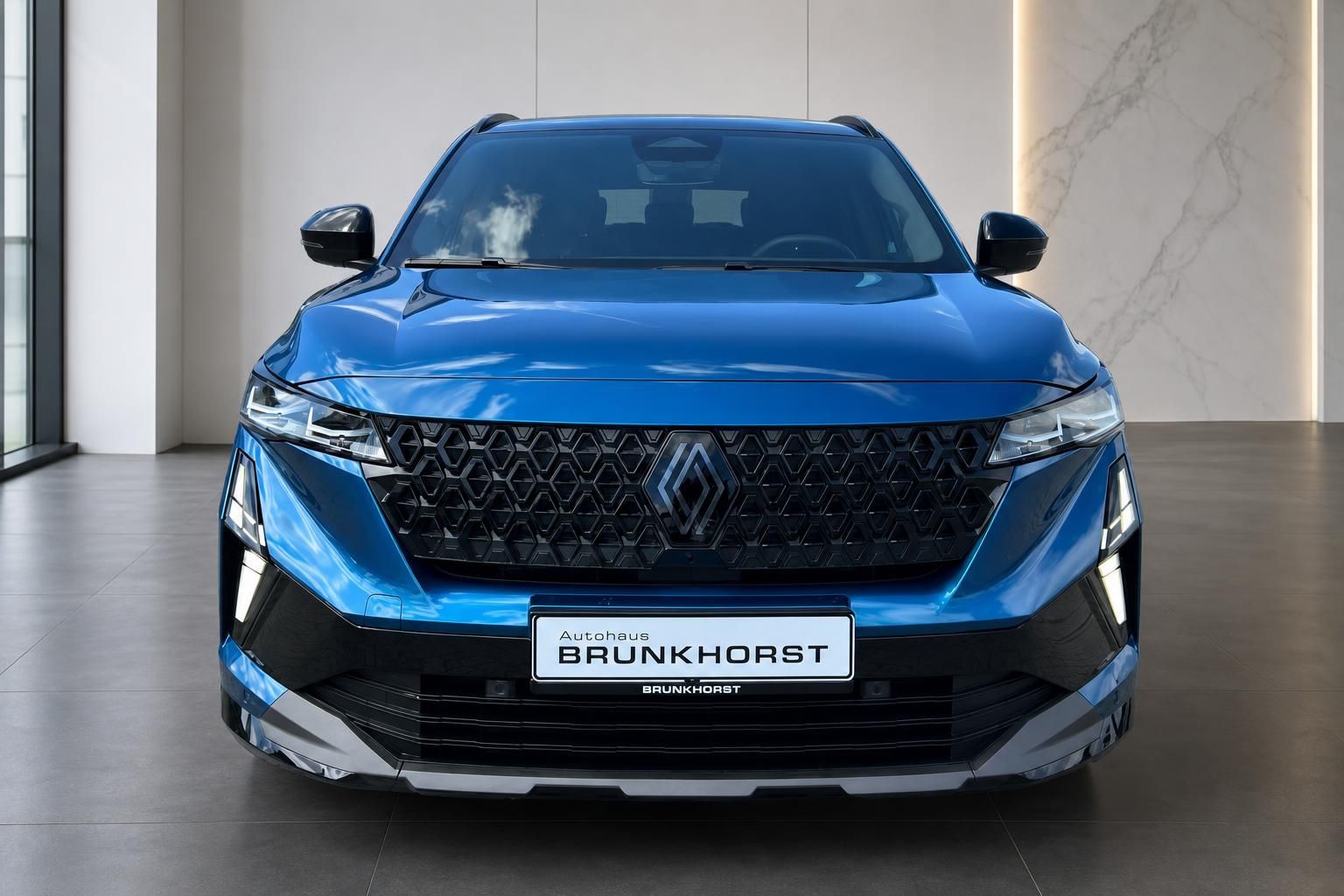 Renault Austral blau, Frontansicht mit Kuehlergrill und Logo