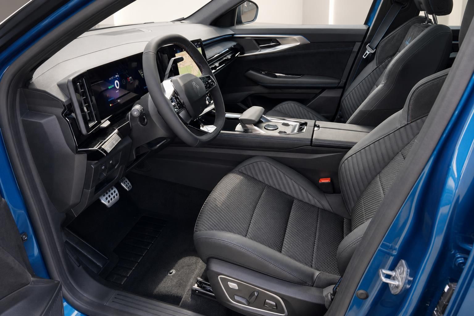 Renault Austral Innenraum, Cockpit und Vordersitze in Schwarz