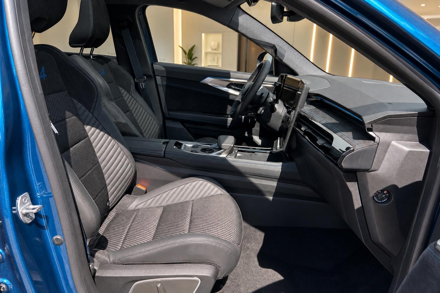Renault Austral Innenraum, Blick auf Sitze und Armaturenbrett