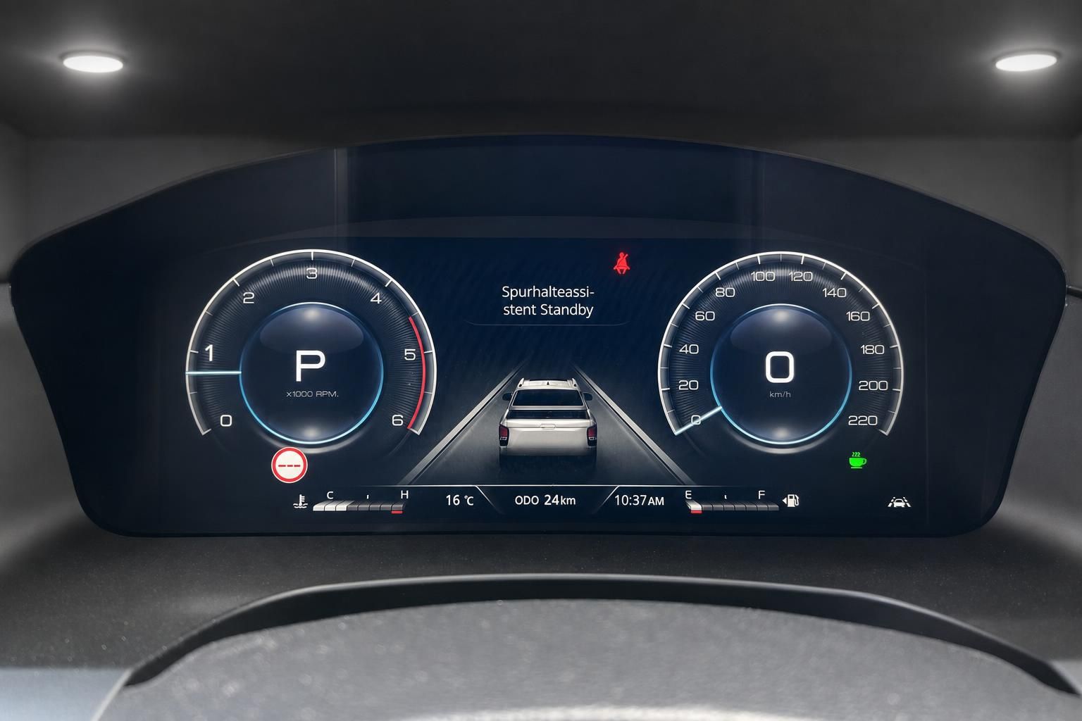 Modernes digitales Armaturenbrett mit Tacho und Spurhalteassistent im Fahrzeug-Innenraum