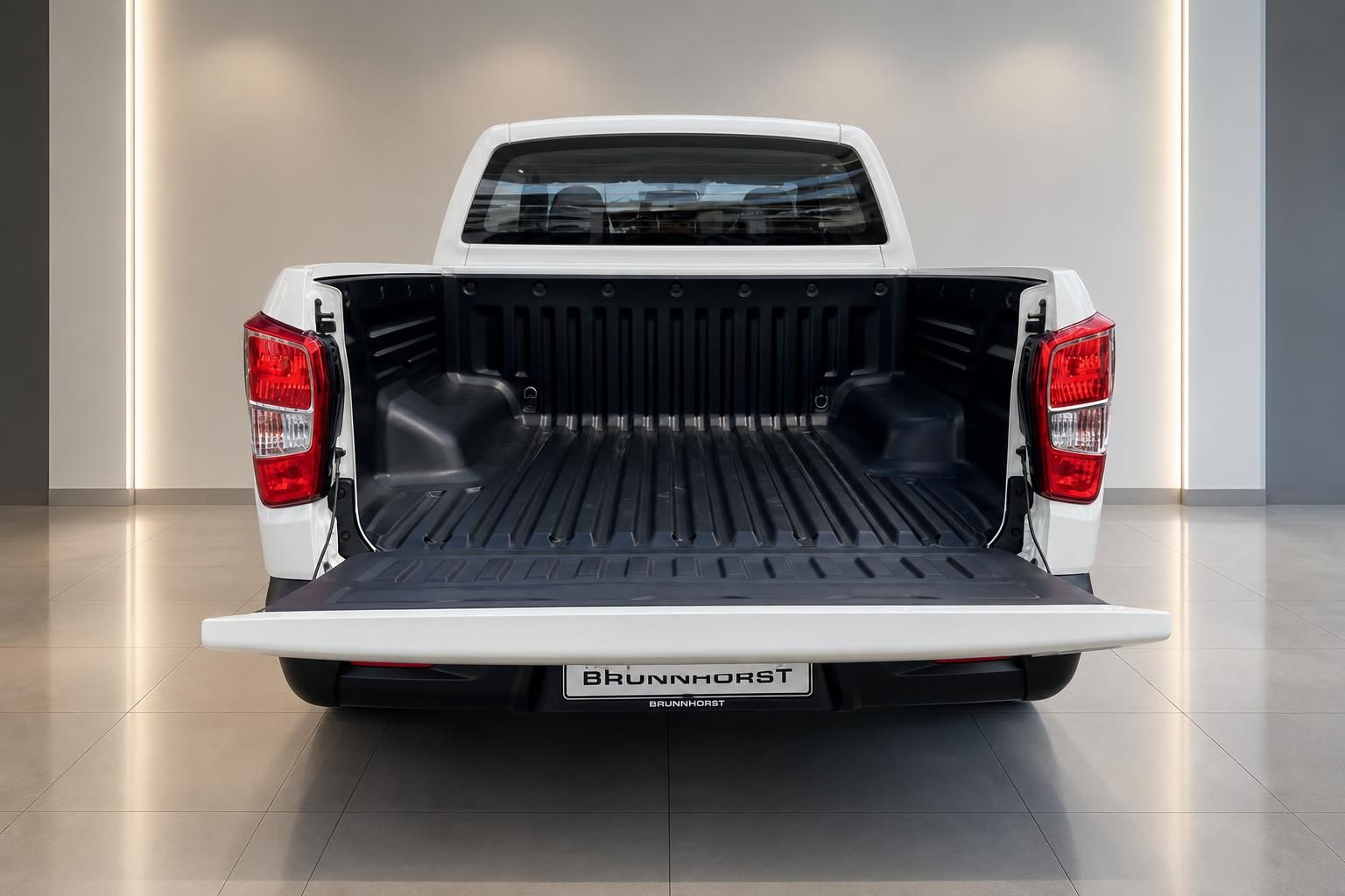 Weißer Pickup-Truck mit geöffneter Ladefläche - Heckansicht mit Kennzeichen Brunnhorst