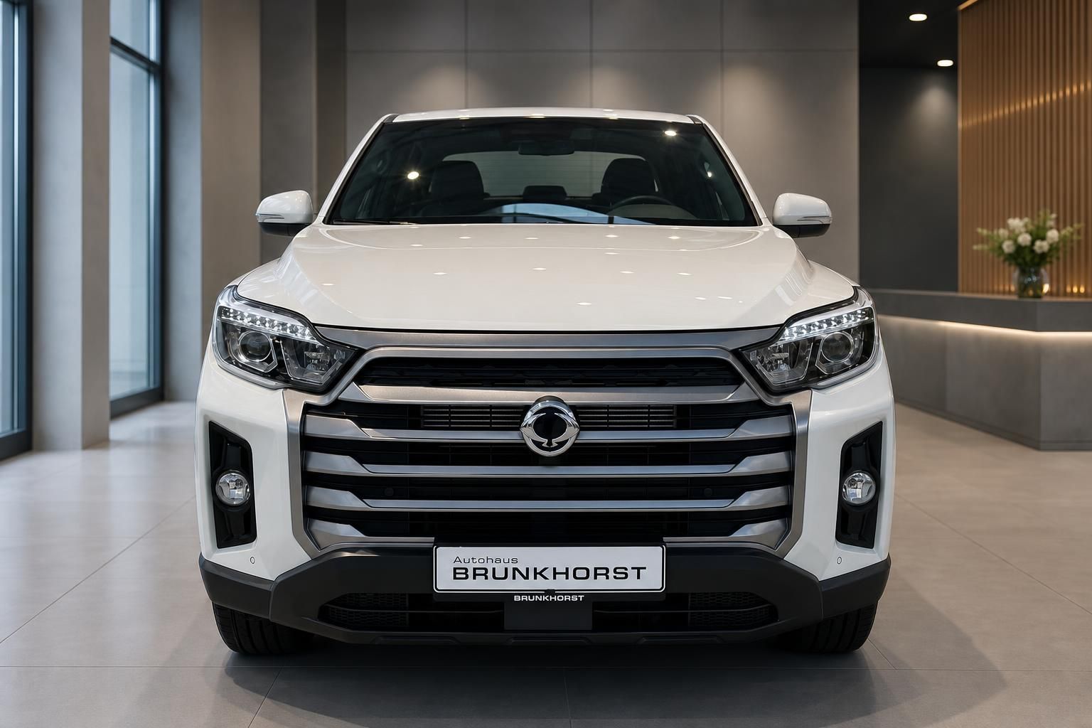 Weißer Pickup-Truck - Frontansicht mit LED-Scheinwerfern und Kühlergrill im Autohaus-Showroom