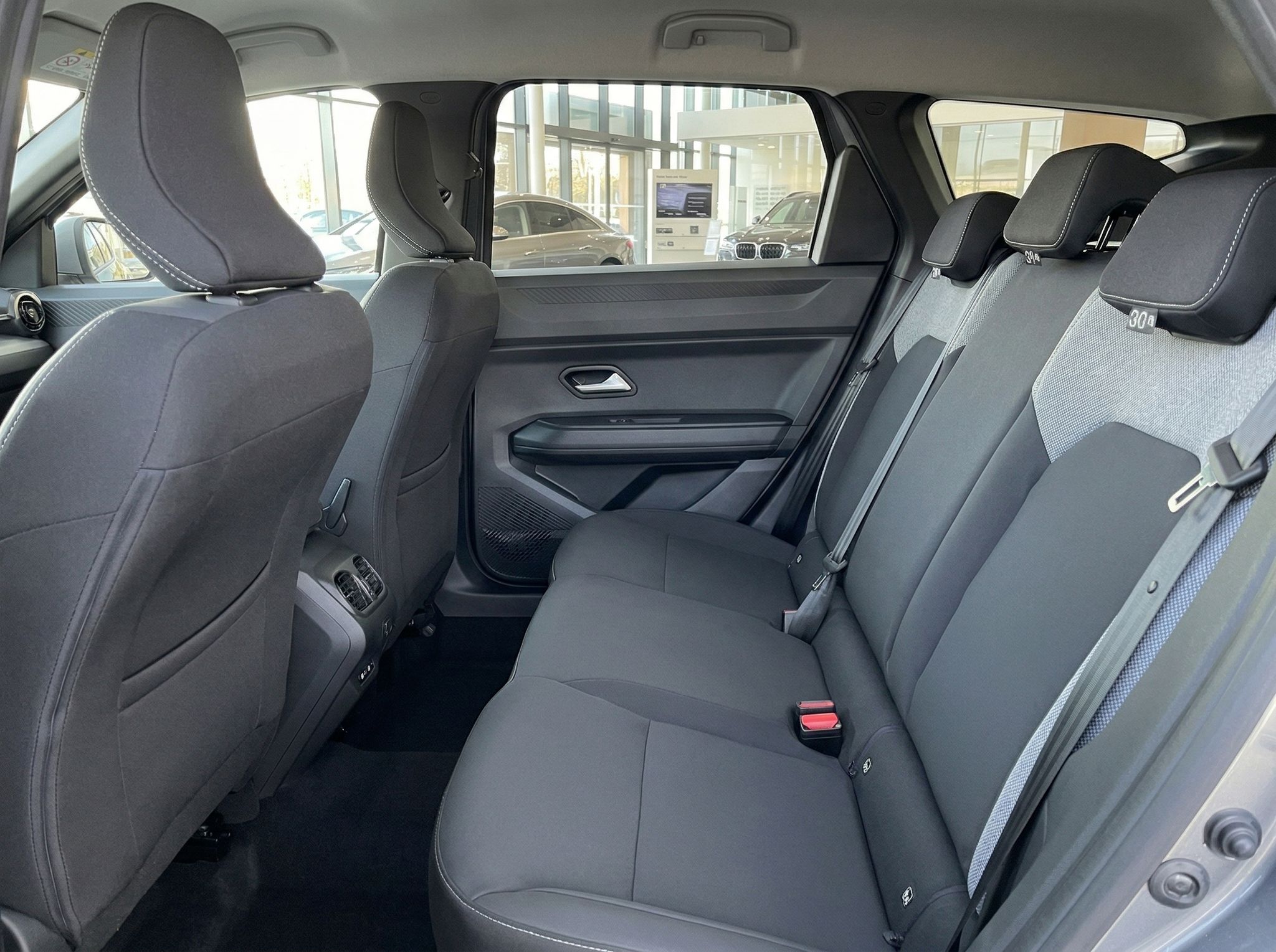 Rücksitzbank mit grauen Polstern und Mittelkonsole im Fond-Bereich