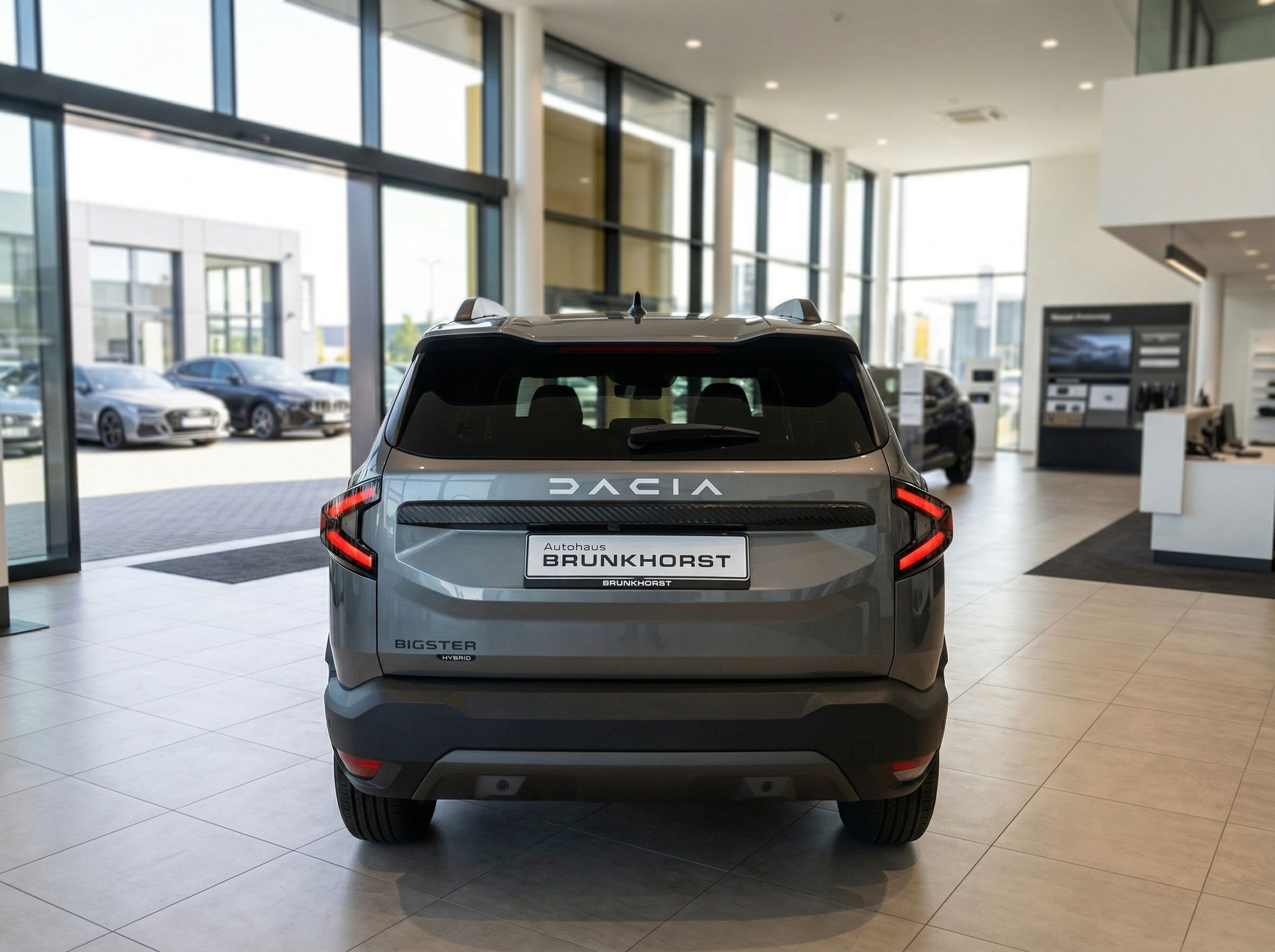 Dacia Bigster Hybrid grau Heckansicht im Autohaus Brunkhorst Showroom