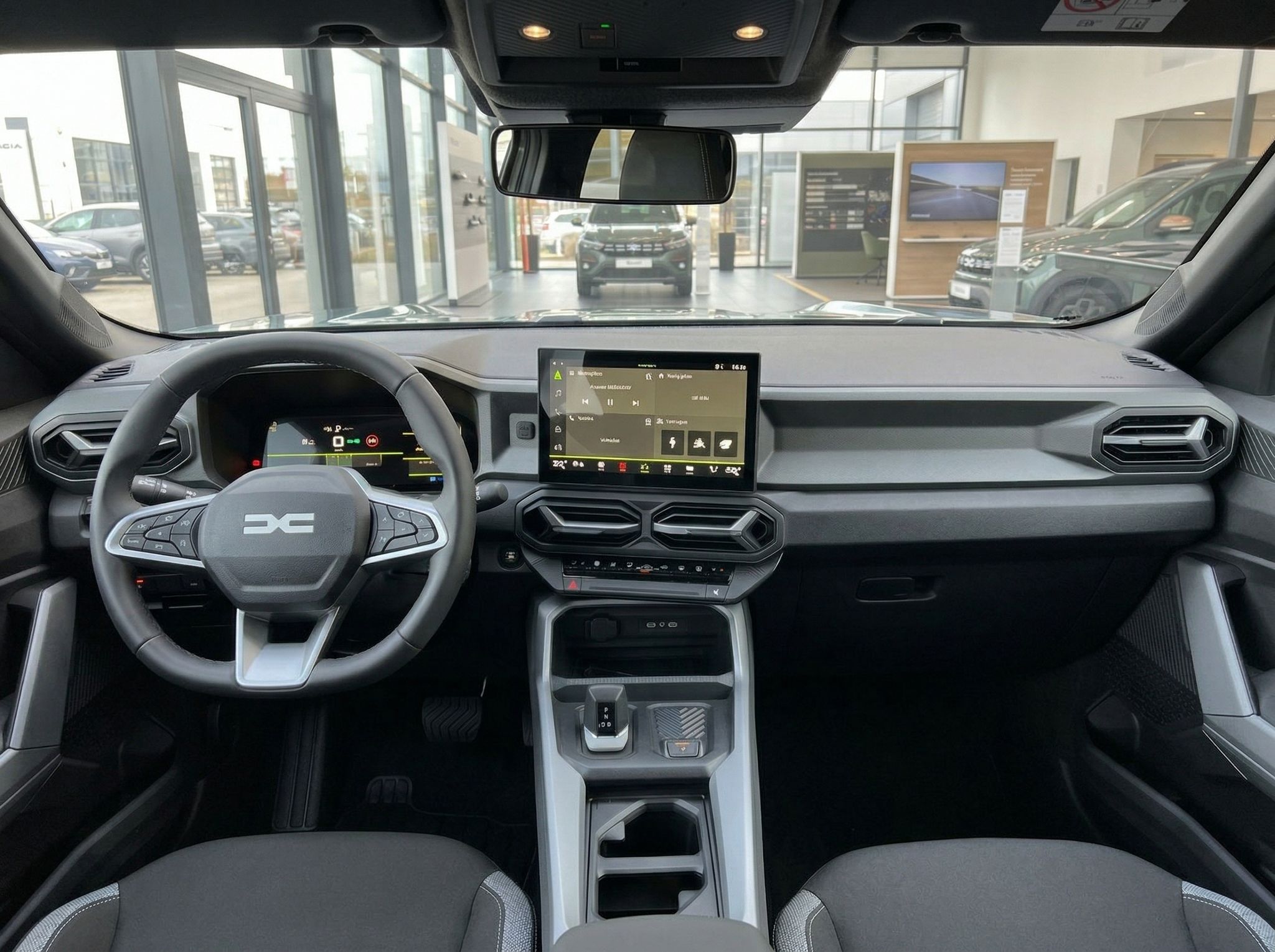 Modernes Fahrzeug-Cockpit mit digitalem Display und Touchscreen im Autohaus-Showroom
