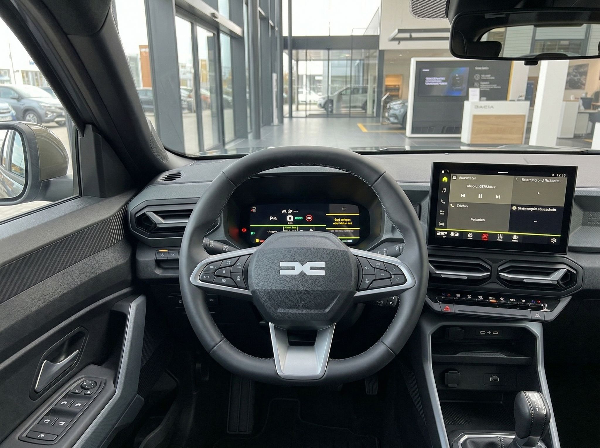 Armaturenbrett und Lenkrad mit digitalen Anzeigen und Infotainment-System