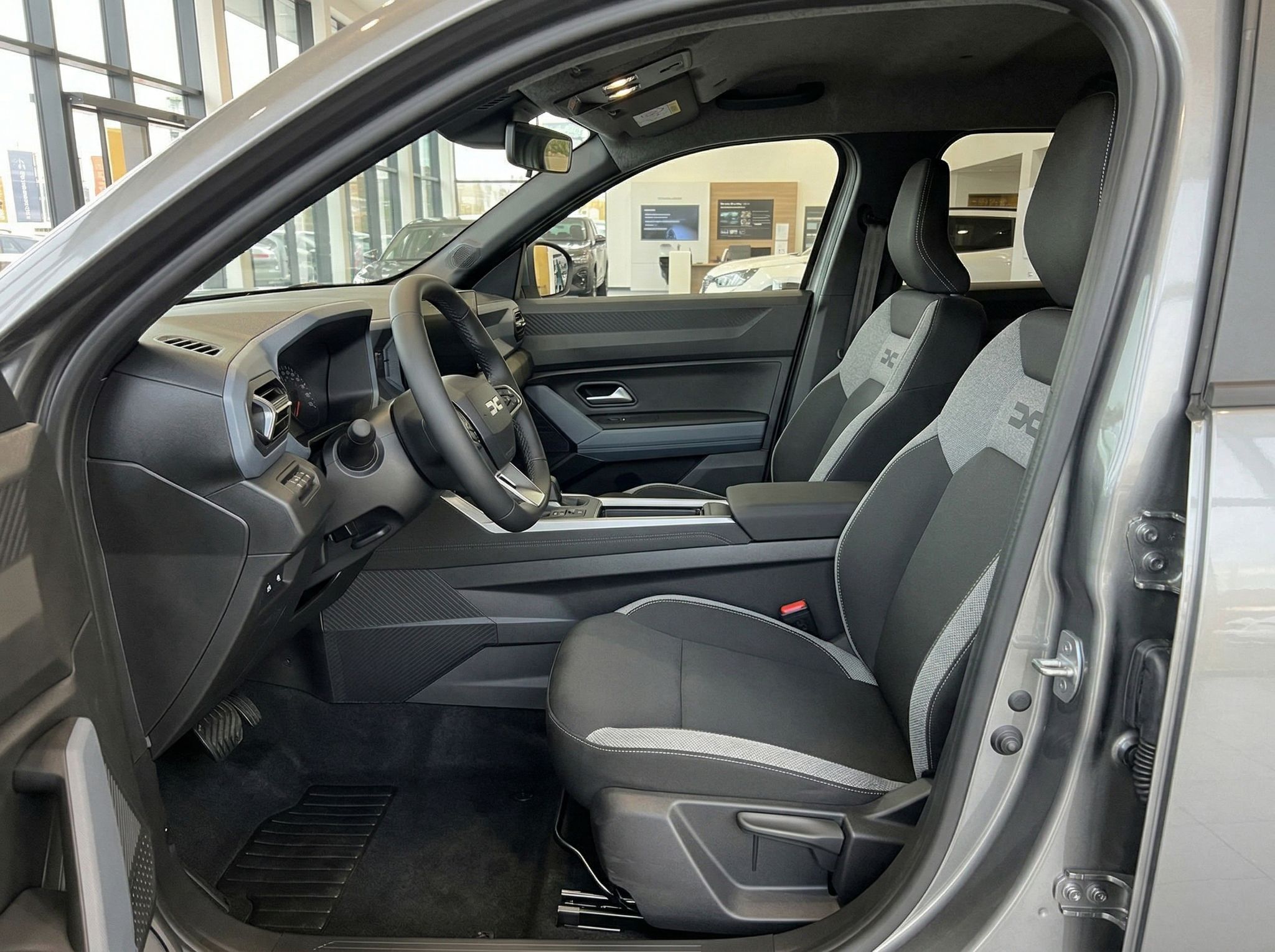 Fahrersitz und Cockpit-Bereich mit modernem Design und sportlicher Ausstattung