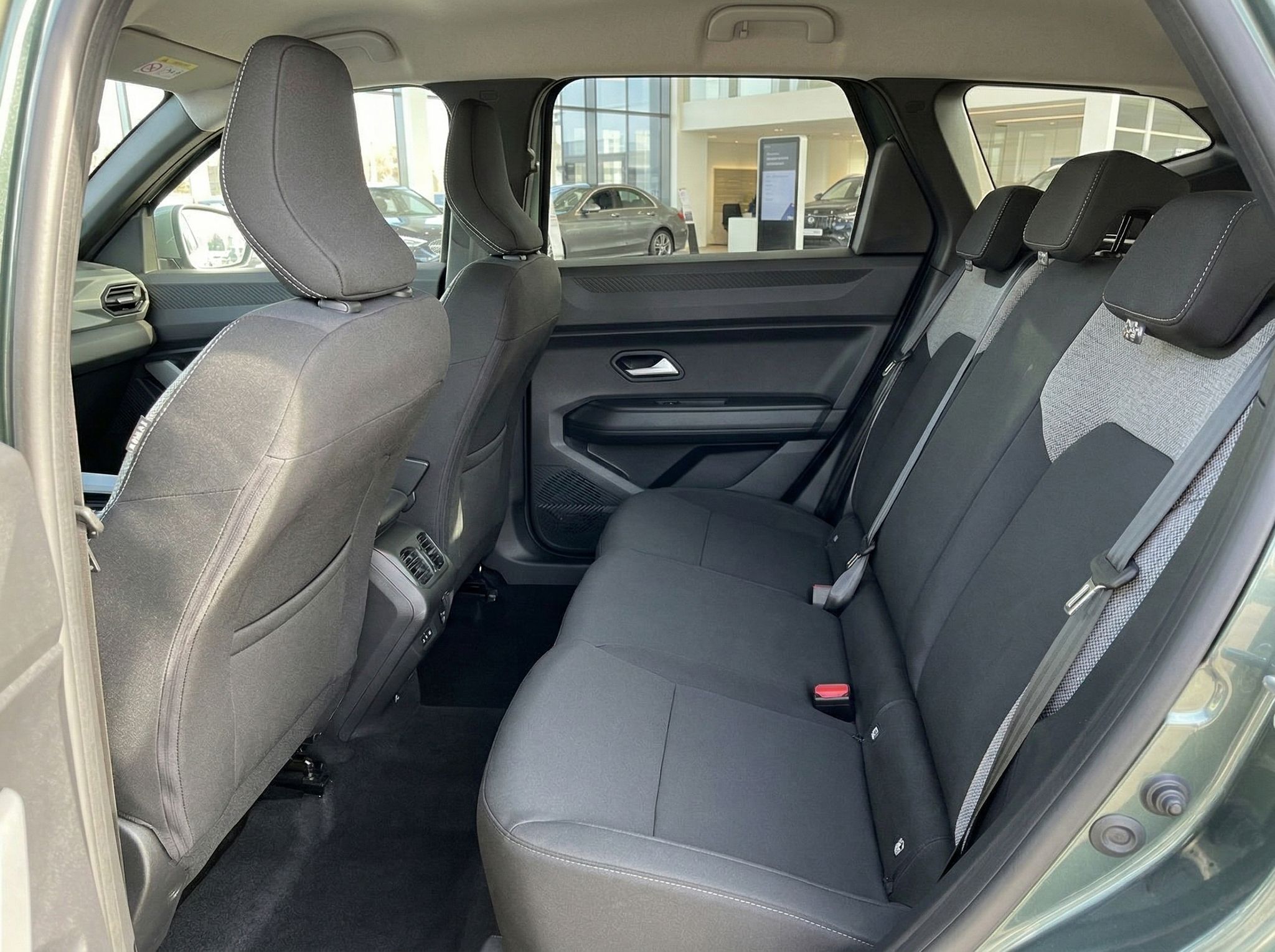 Rücksitzbank eines Fahrzeugs mit grauen Sitzen und Kopfstützen - Fond-Ansicht