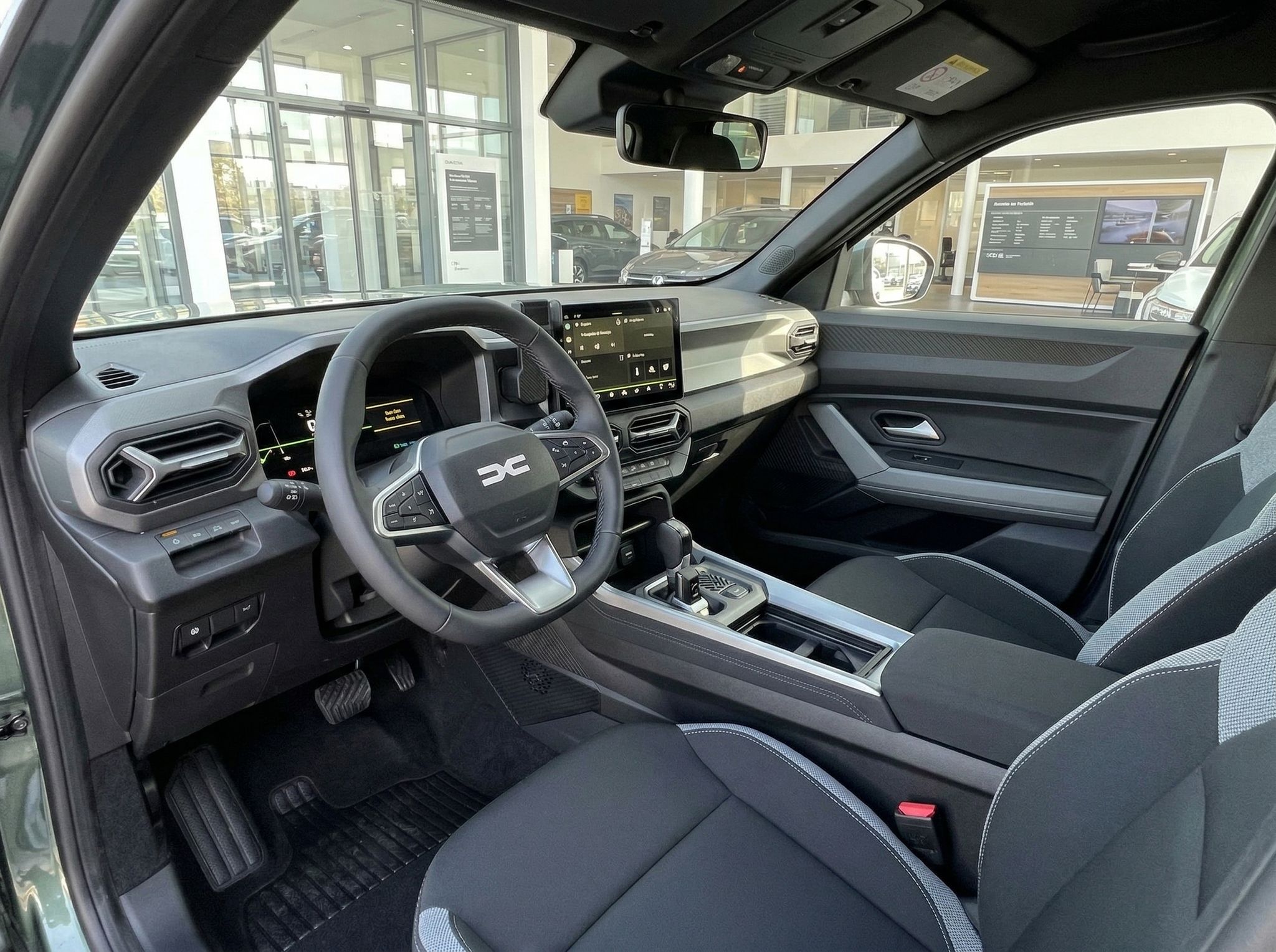 Dacia Innenraum mit schwarzer Ausstattung - Cockpit, Lenkrad und Sitze im Detail