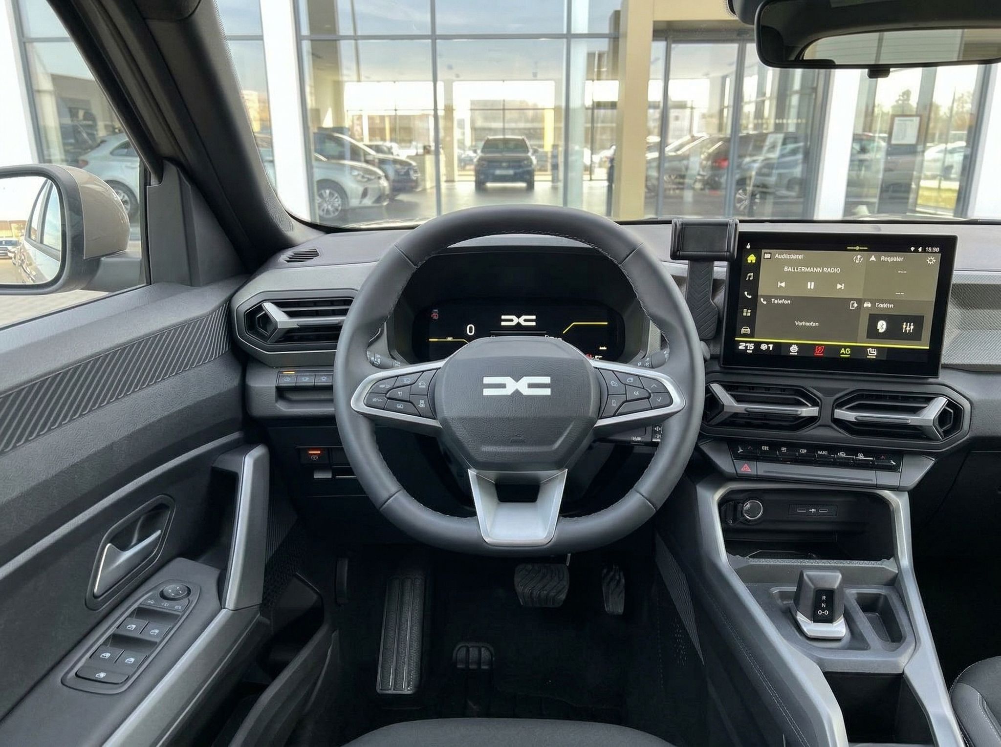 Fahrzeug-Innenraum mit Lenkrad, Touchscreen und Mittelkonsole - Cockpit-Ansicht