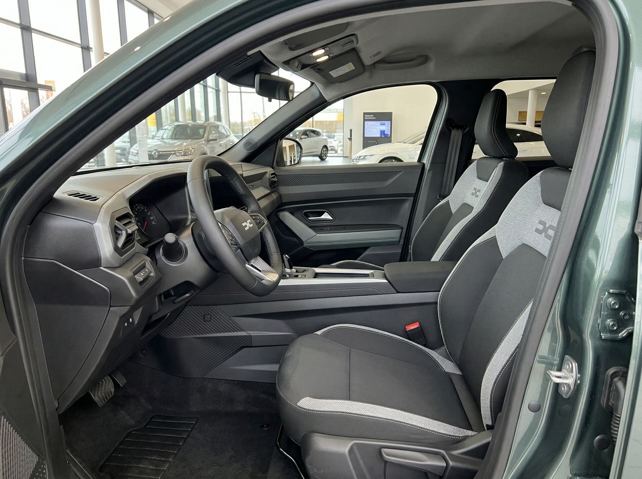 Fahrzeug-Innenraum mit Fahrersitz und Lenkrad - seitliche Cockpit-Perspektive