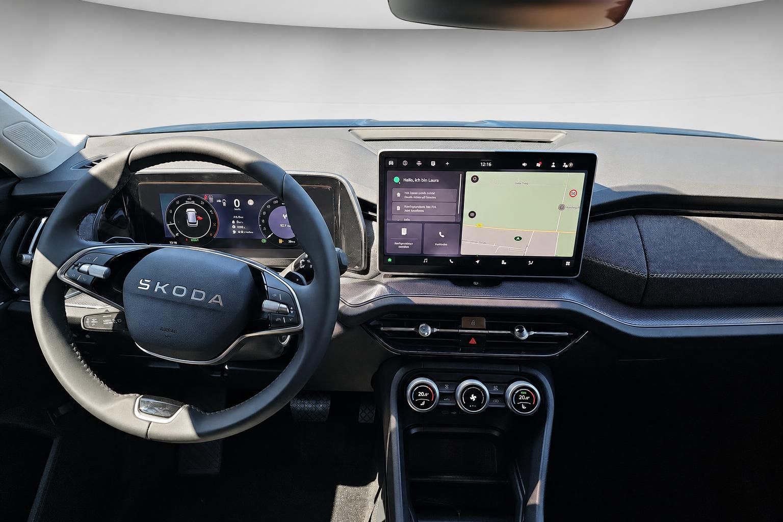 Škoda Cockpit mit digitalem Tacho und Navigationssystem im Detail