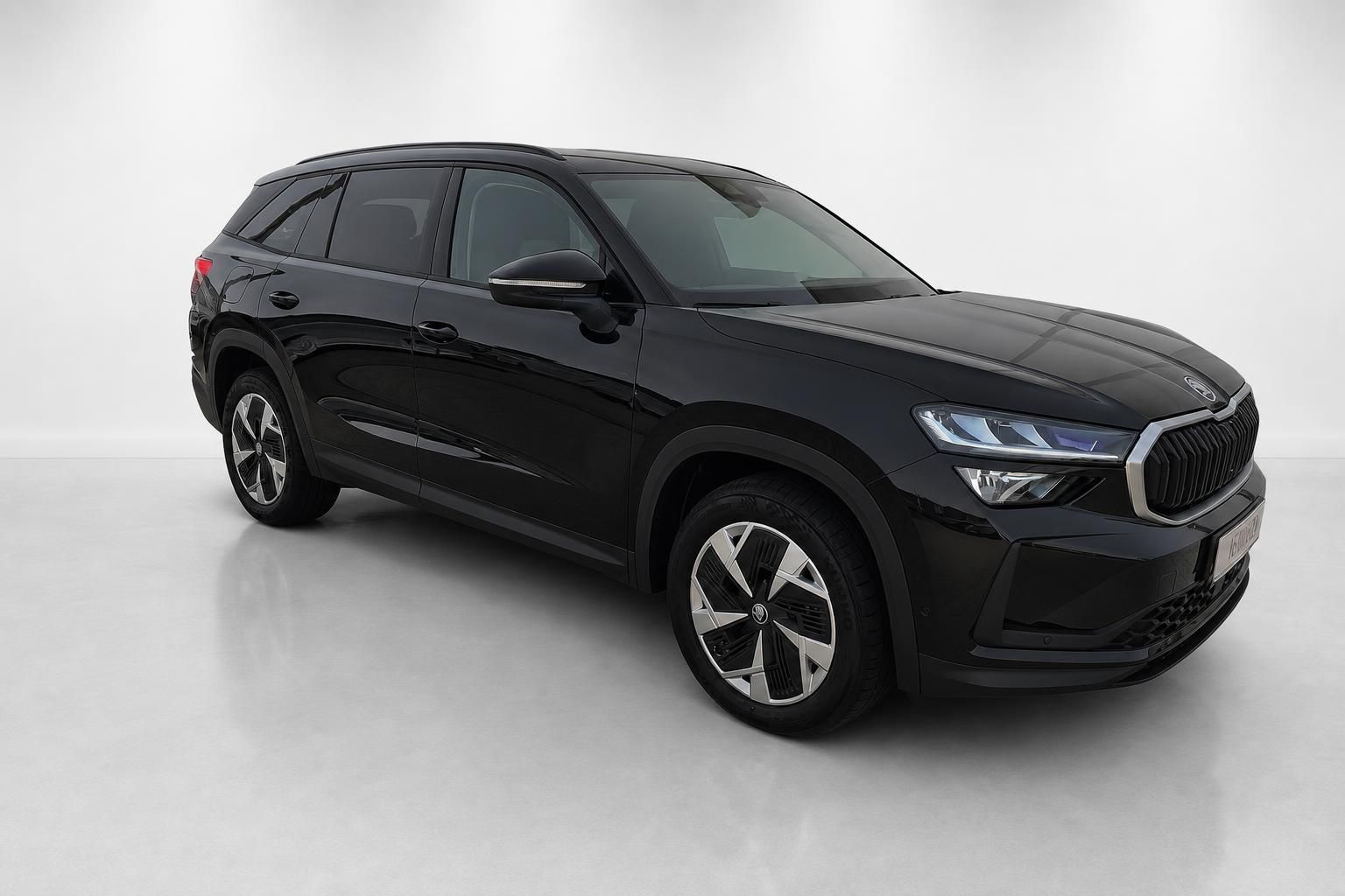 Skoda Kodiaq schwarz SUV Frontansicht seitlich im Studio