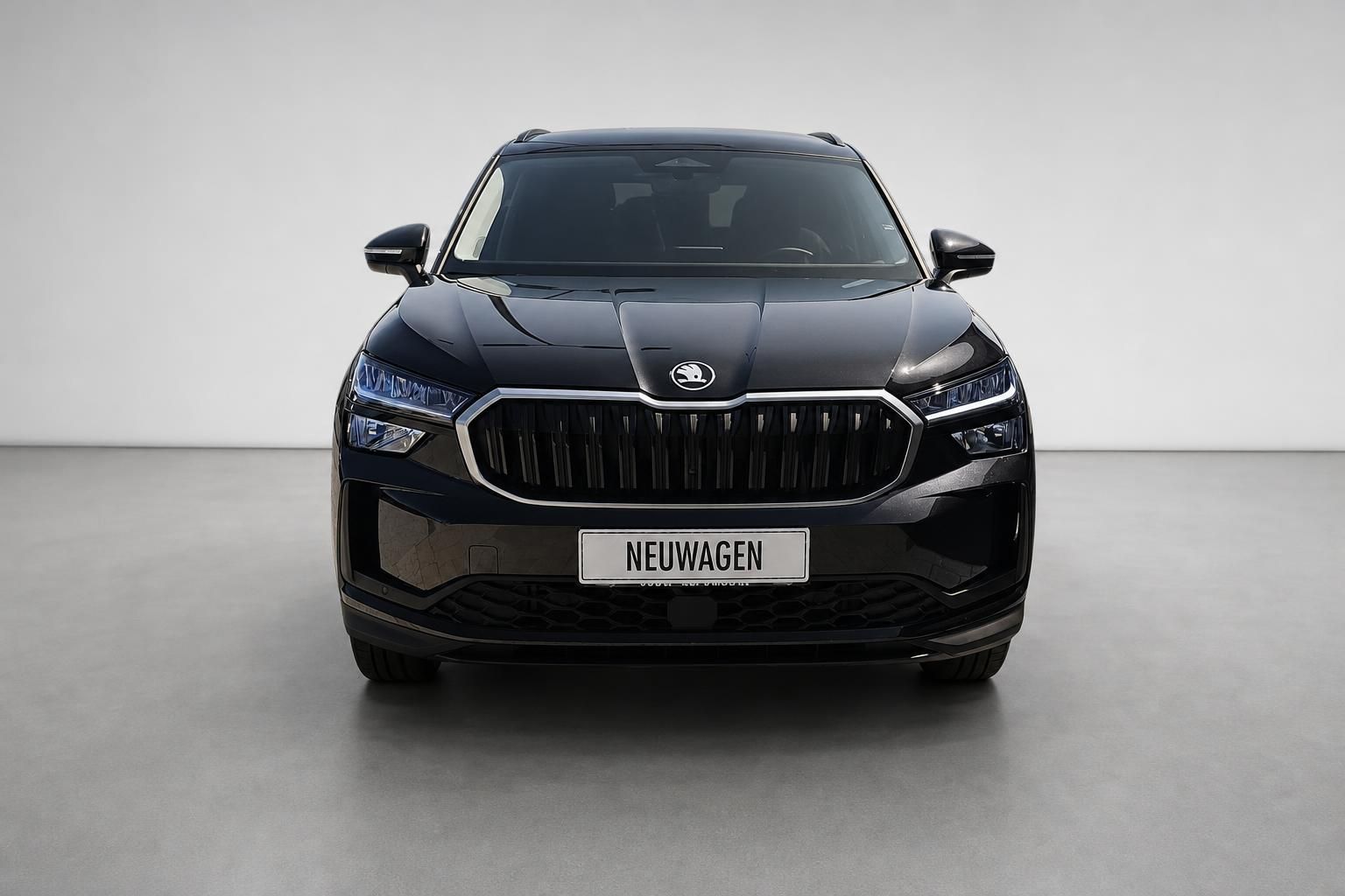 Skoda Kodiaq schwarz Frontansicht mit Kühlergrill im Studio