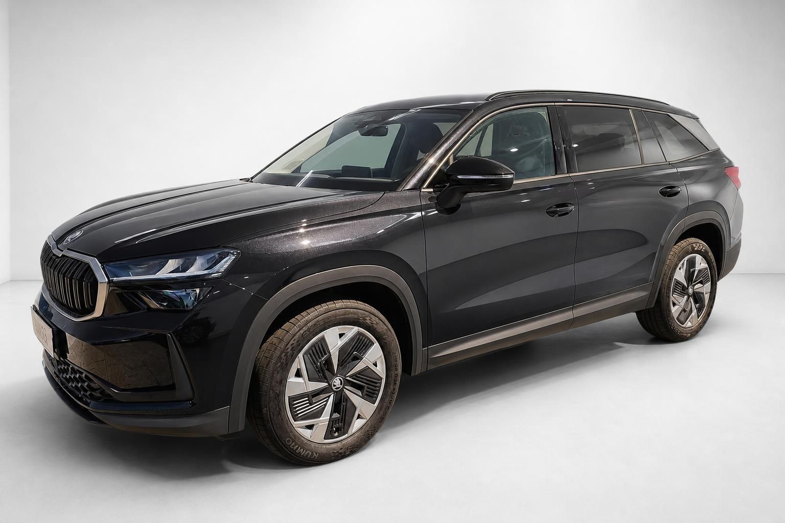 Skoda Kodiaq schwarz SUV Frontansicht seitlich im Studio