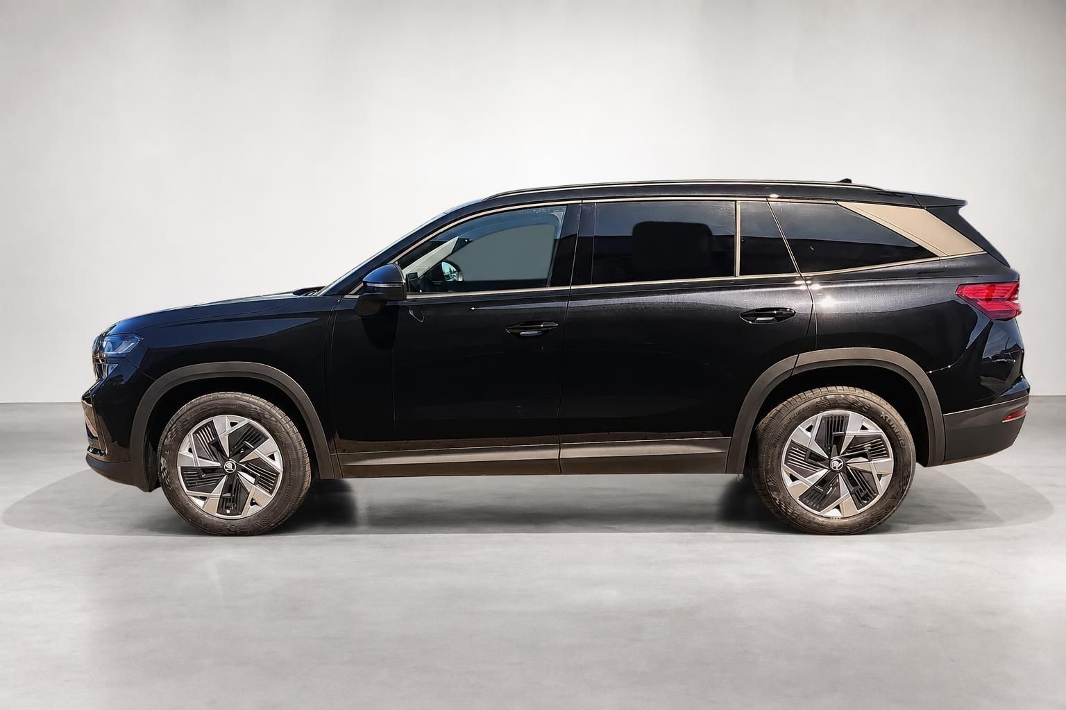 Skoda Kodiaq schwarz SUV Seitenansicht im Fotostudio