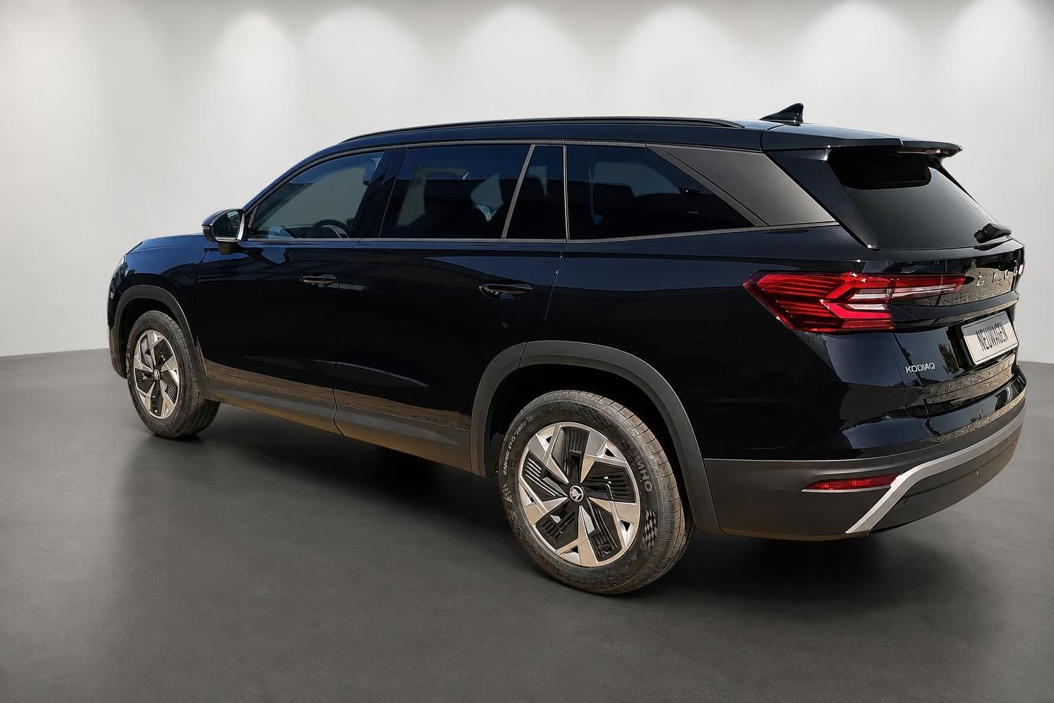 Skoda Kodiaq schwarz Heckansicht seitlich im Studio