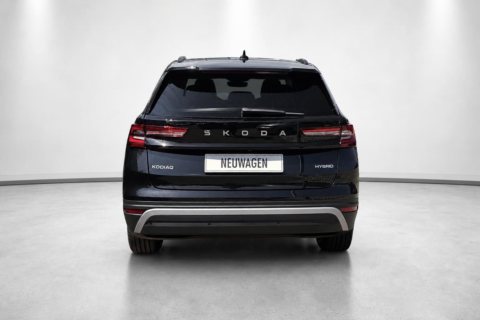 Skoda Kodiaq Hybrid schwarz Heckansicht im Fotostudio