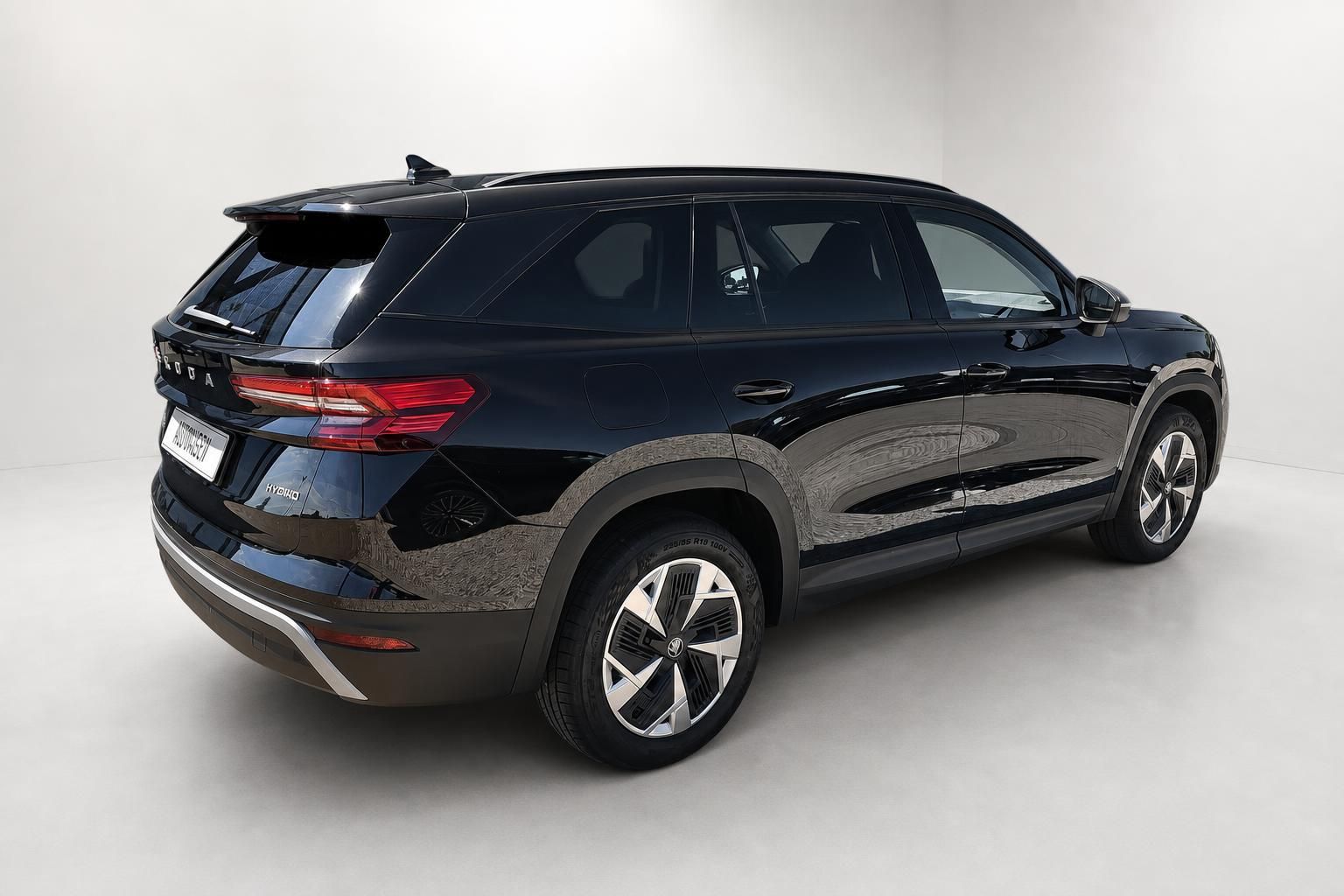 Skoda Kodiaq Hybrid schwarz Heckansicht schraeg im Studio