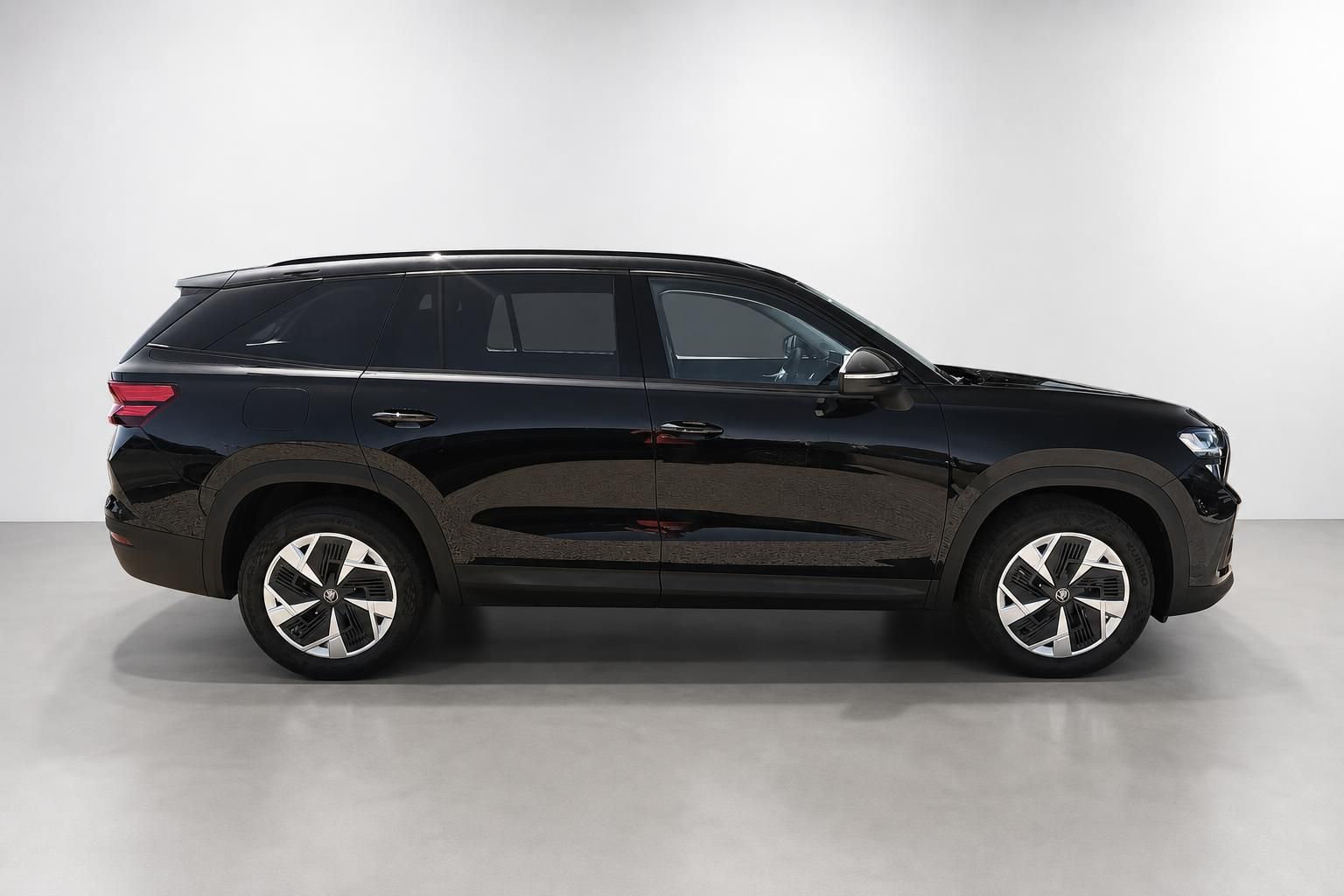 Skoda Kodiaq schwarz Seitenansicht Profil Studioaufnahme