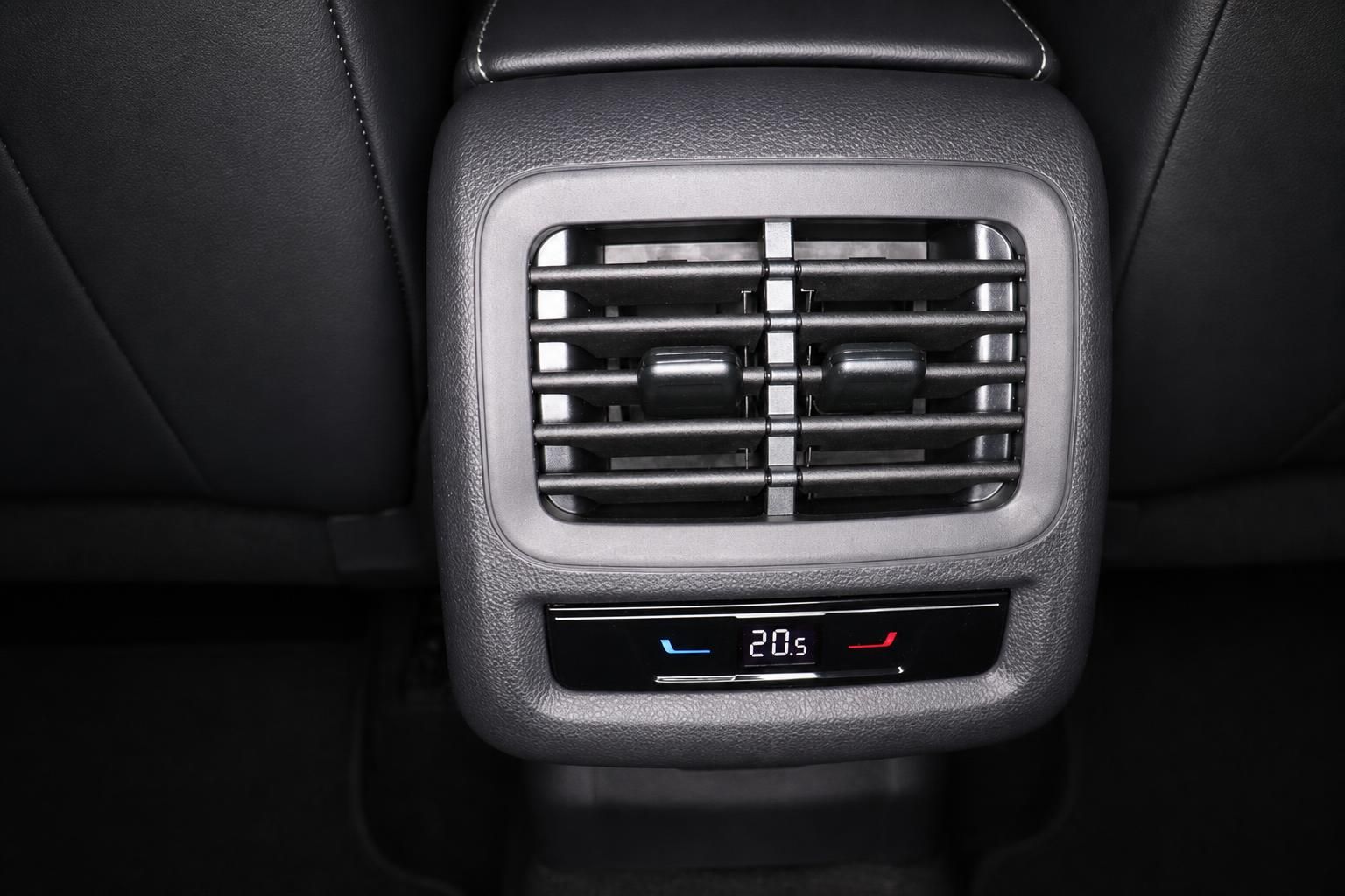 Rückbank-Klimabedienung mit Digitalanzeige und Luftdüsen im Auto