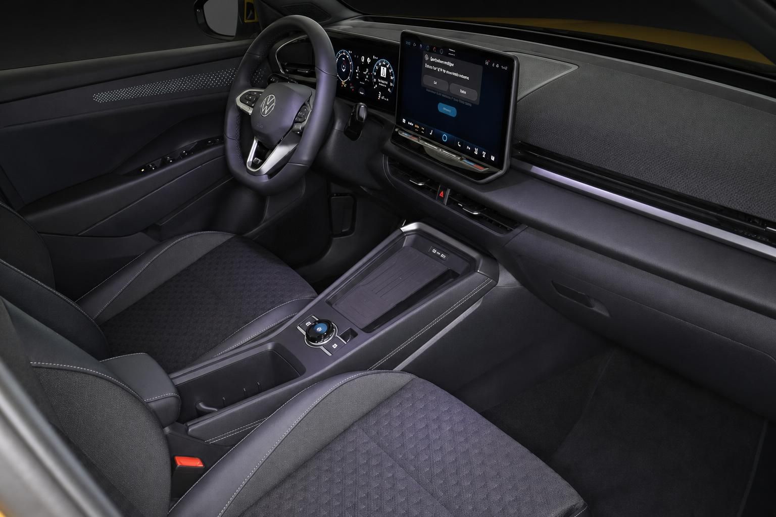 VW Cockpit mit Lenkrad, Touchscreen und Mittelkonsole im Detail
