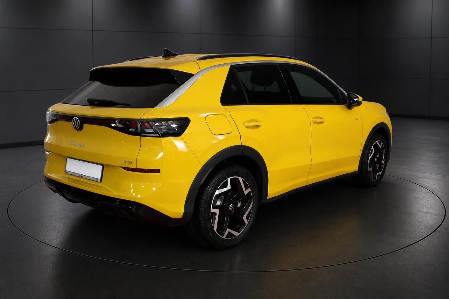 VW T-Roc in Gelb, Heckansicht schräg im Studio
